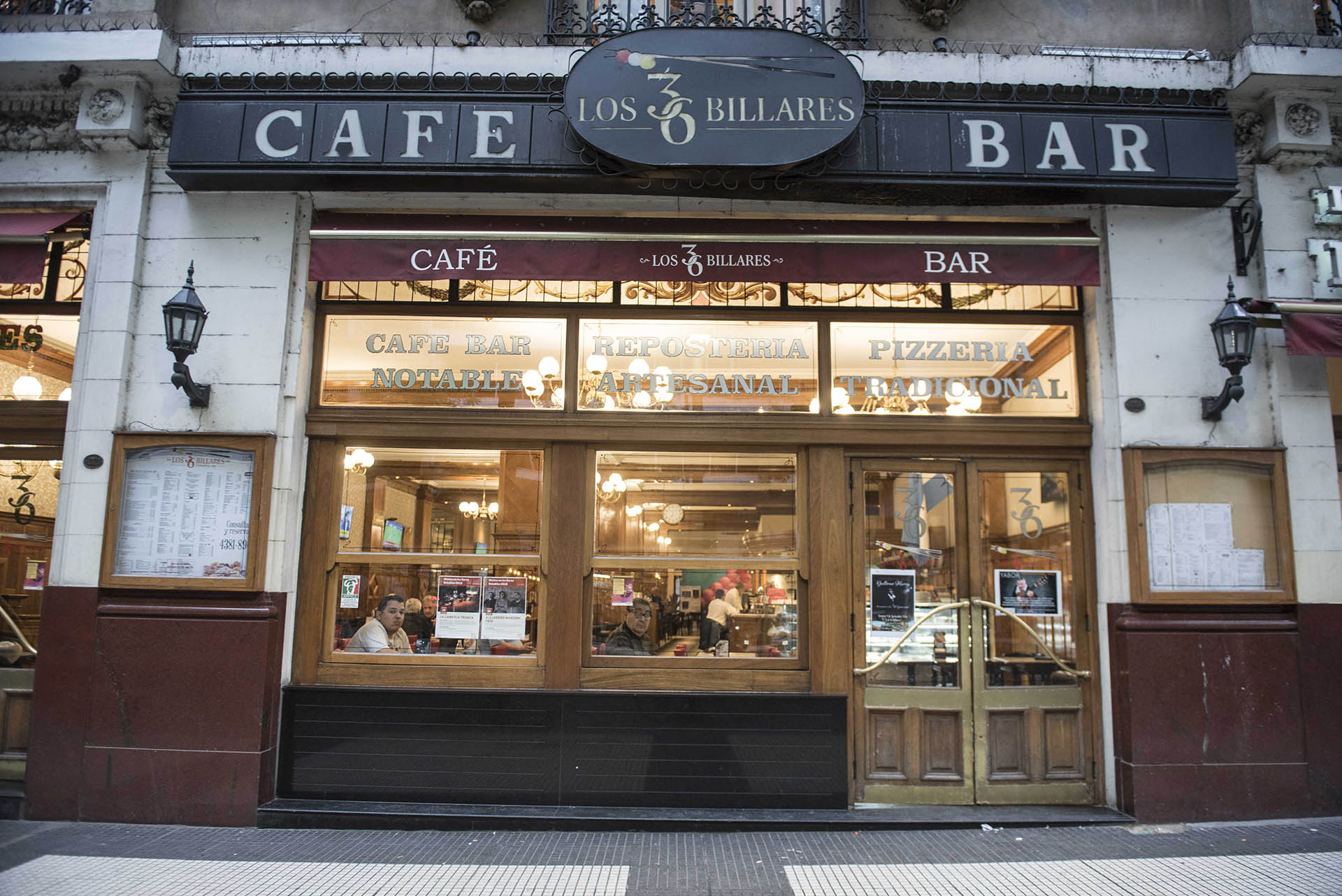 Los 36 Billares, el café bar notable que está ubicado en Avenida de Mayo, fue inaugurado en 1894 cuando recién se abría esa avenida. Hoy es todo un ícono del barrio de Montserrat