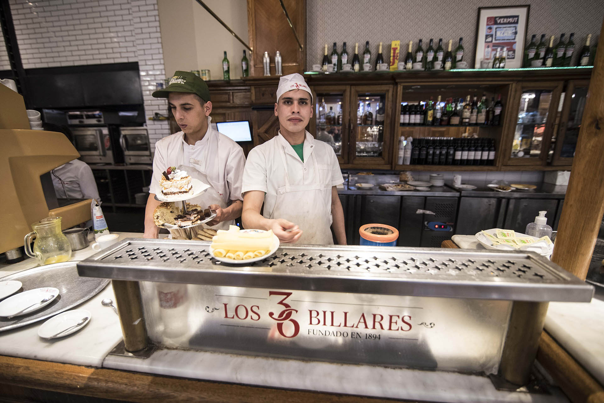 Rica comida, rico café, buen juego y también clases de billar