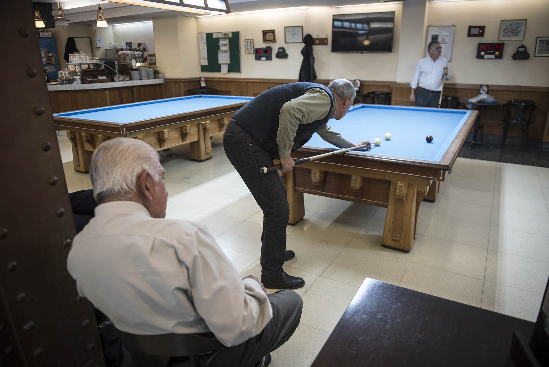 11 Mesas de Billar totalmente restauradas, 6 mesas de pool y 1 de Snooker que tienen una antigüedad de 120 años aproximadamente.