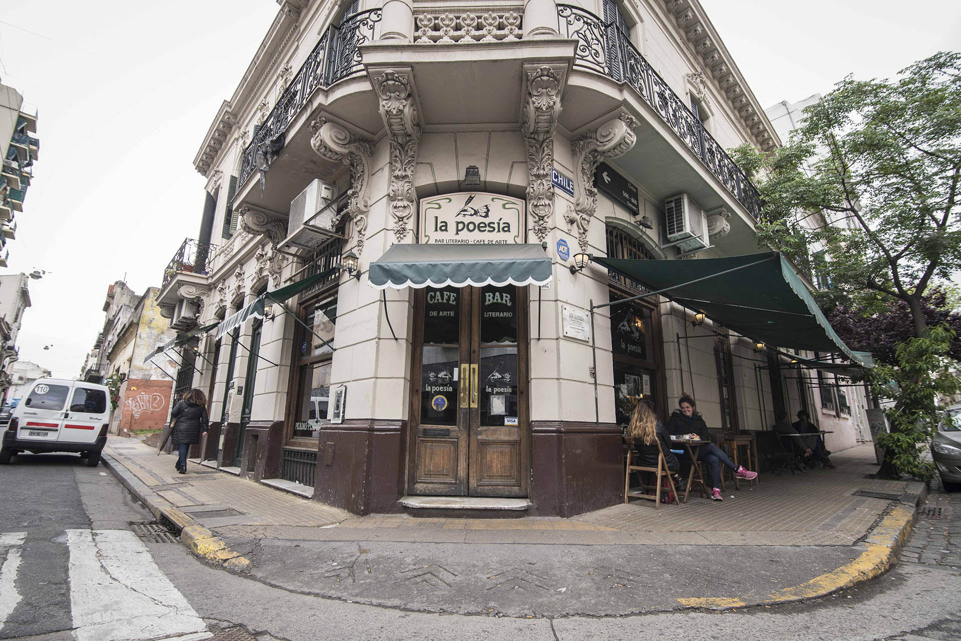 Este café-bar está desde 1982 en la esquina de Chile y Bolívar en el corazón de San Telmo