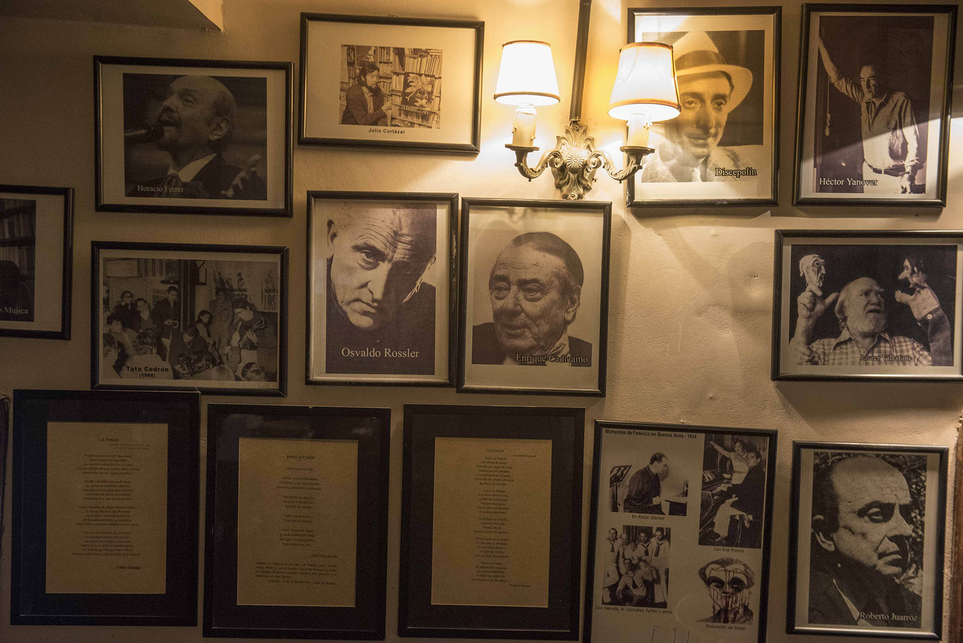 En las paredes del bar notable no faltan poesías escritas por los mejores autores y retratos de las celebridades habitúes del lugar