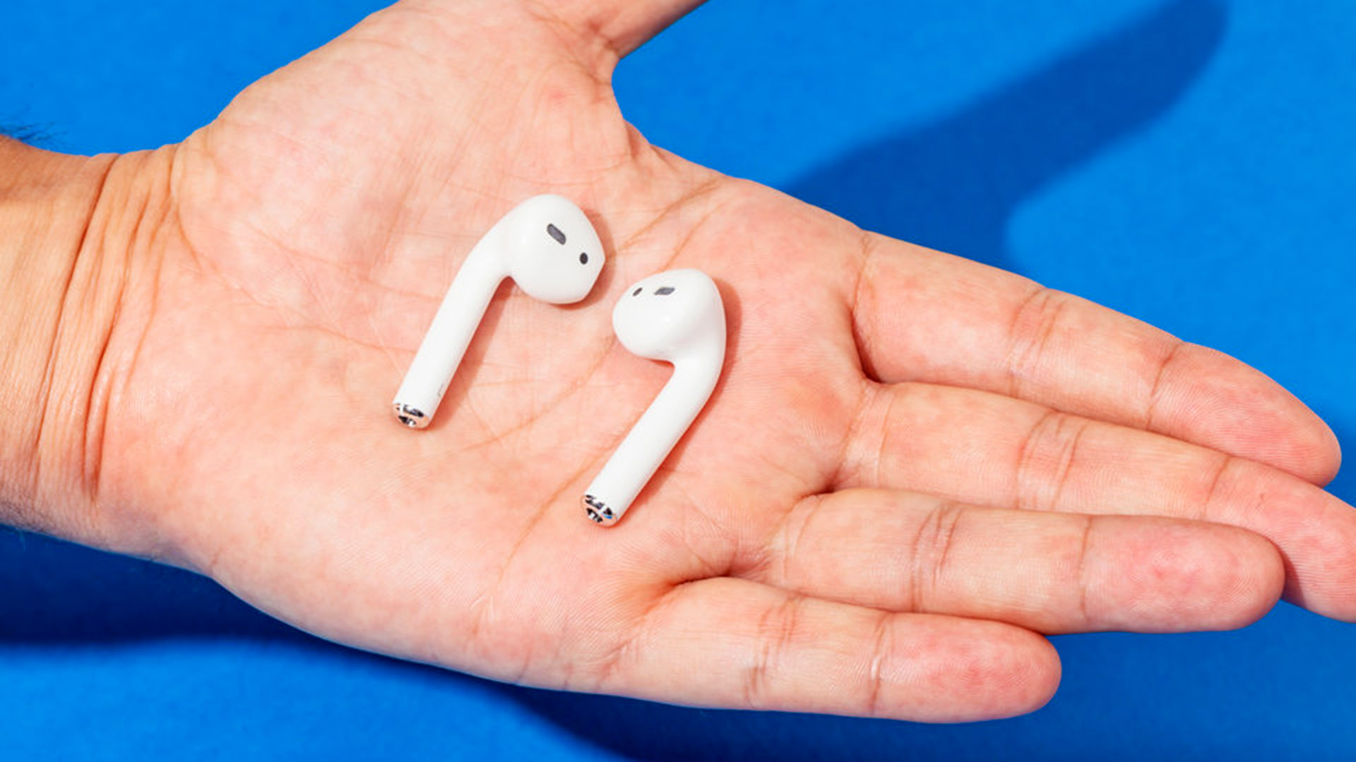 La nueva generación de los AirPods sería resistente al agua.
