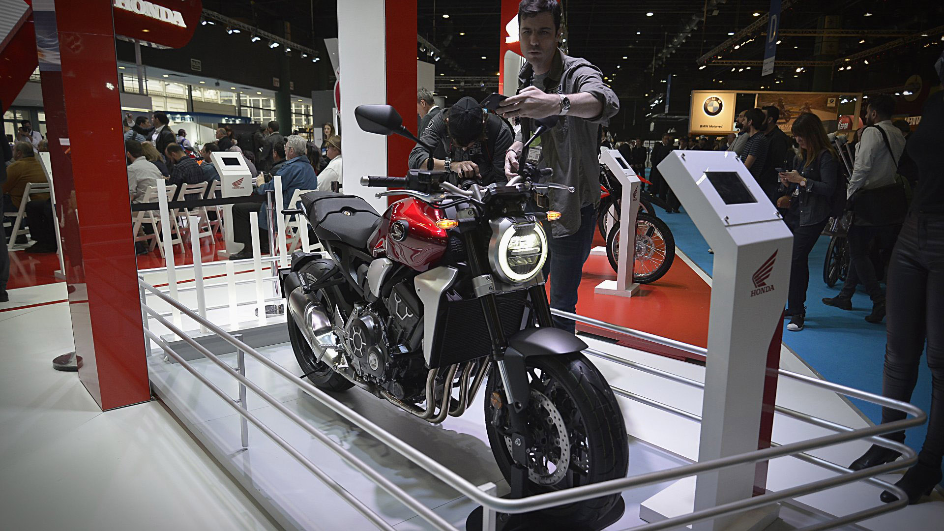 El fabricante de origen japonés presentó tres novedades en la exposición argentina: la nueva Biz, el CB 300R y el CB 1000R