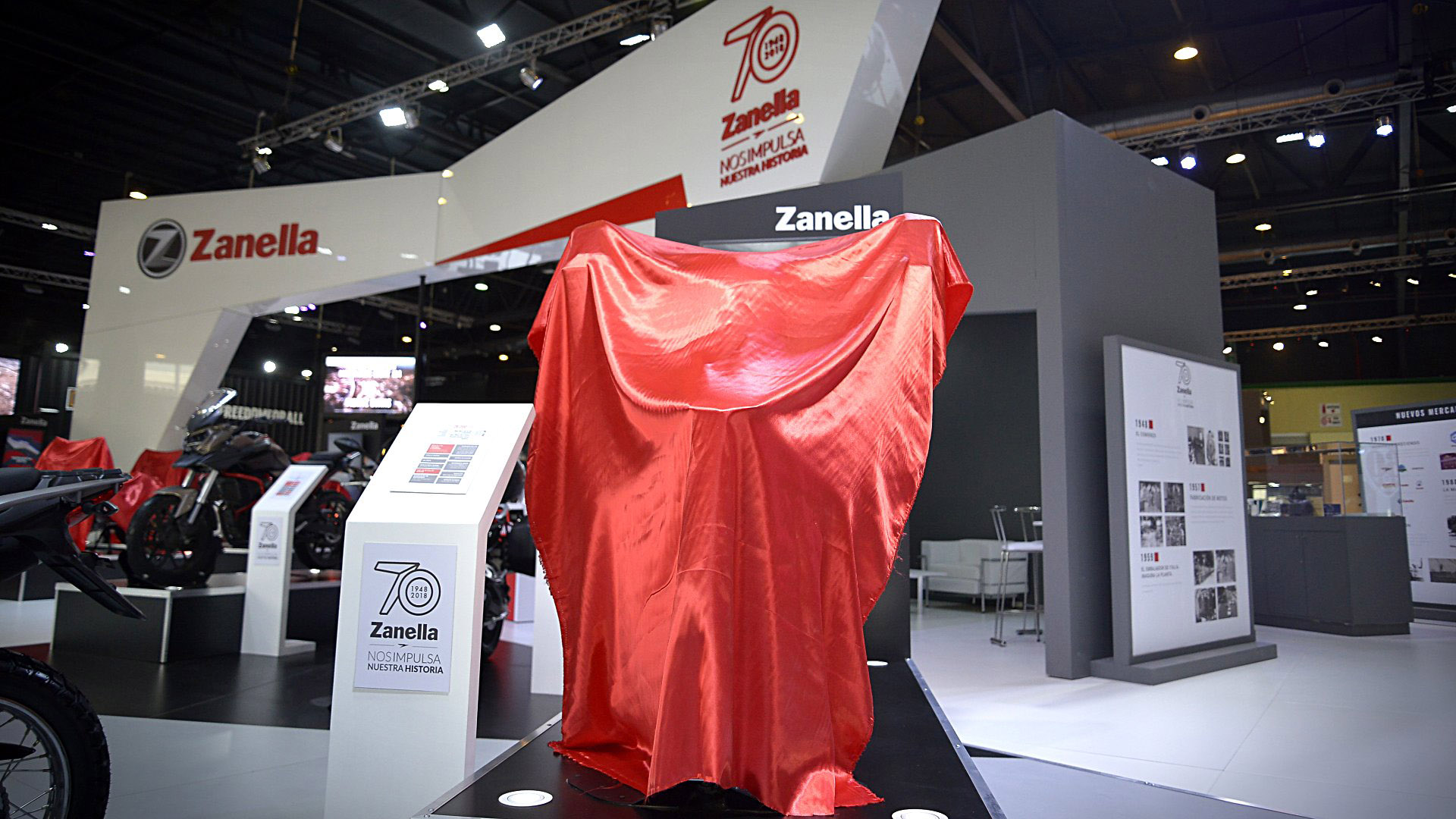 Zanella celebra en el Salón Moto los 70 años de presencia en la país (es la marca de motos más antigua de Latinoamérica) y la fabricación de su unidad número 2.400.000. En la exposición presentó el prototipo de la futura ZB y el nuevo RS, además de desplegar una imponente presencia del grupo con la presencia de Steiner, Ceccato y Lambretta