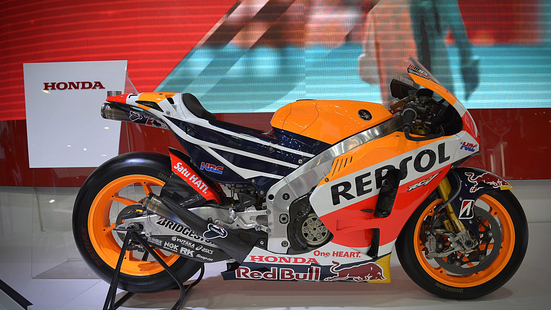 La RC213V con el número 93 pertenece al piloto español Marc Márquez, que acaba de proclamarse el último fin de semana campeón del mundo por séptima vez y por quinta ocasión en la categoría reina de MotoGP. Es uno de los modelos más destacados del stand de Honda