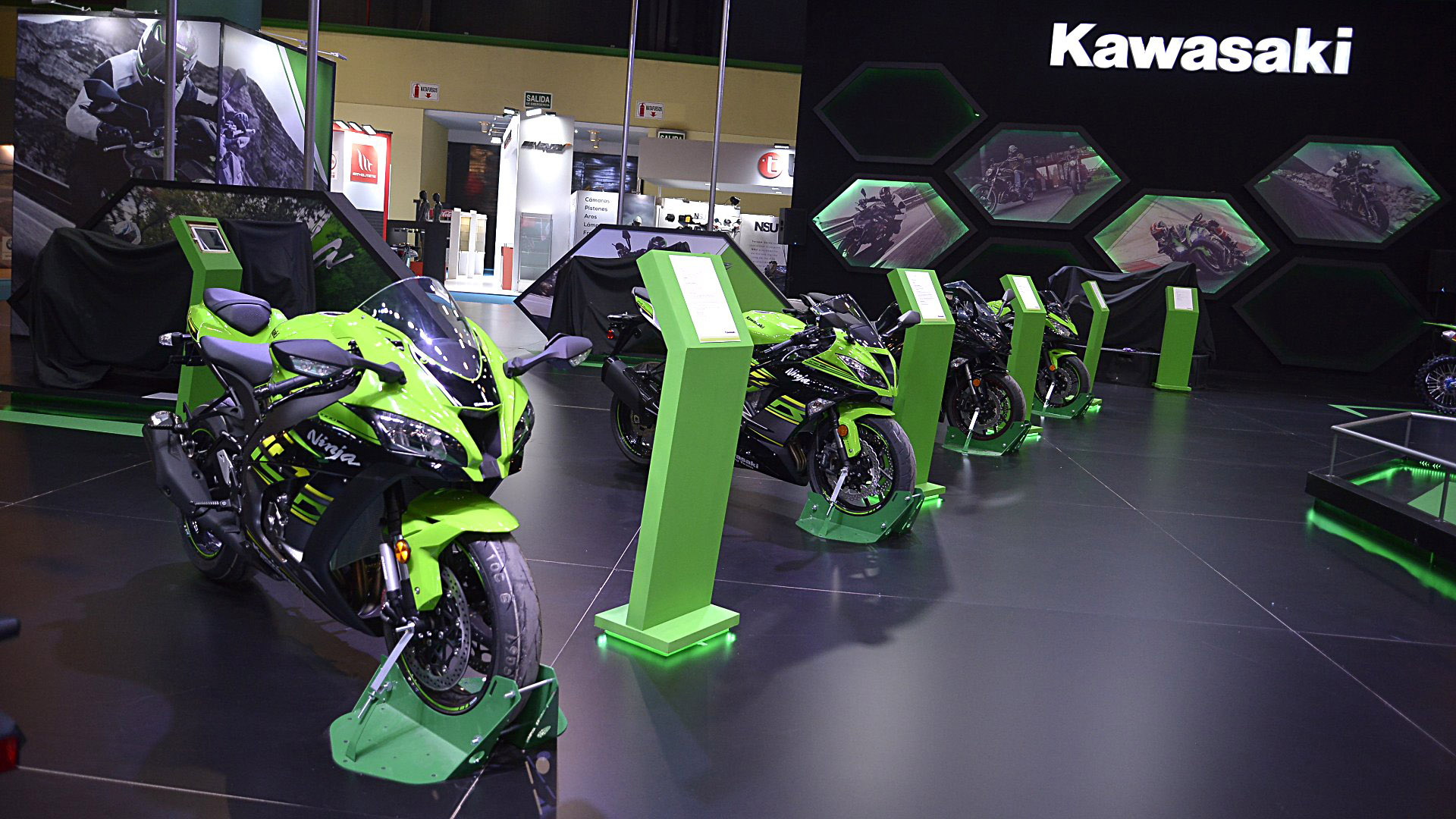 En el stand de Kawasaki se pueden disfrutar las nuevas propuestas de los modelos H2R, RS900 y las famosas Z1000 y Ninja 400