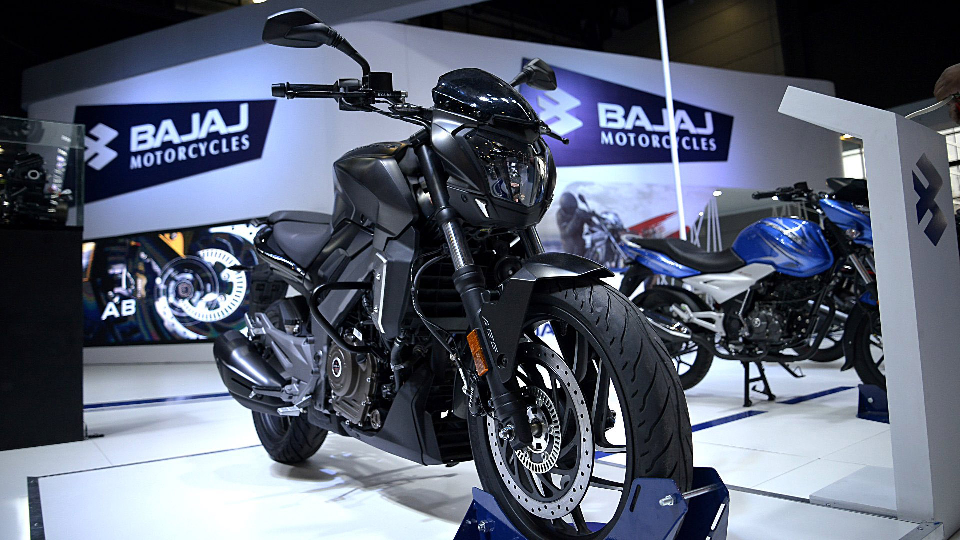 Bajaj presentó dos de sus grandes éxitos: la Dominar D400, uno de los modelos más destacados del fabricante indio, y la Rouser NS 200 FI, una unidad con inyección electrónica y ABS que la convierten una de las motos más potentes de su categoría