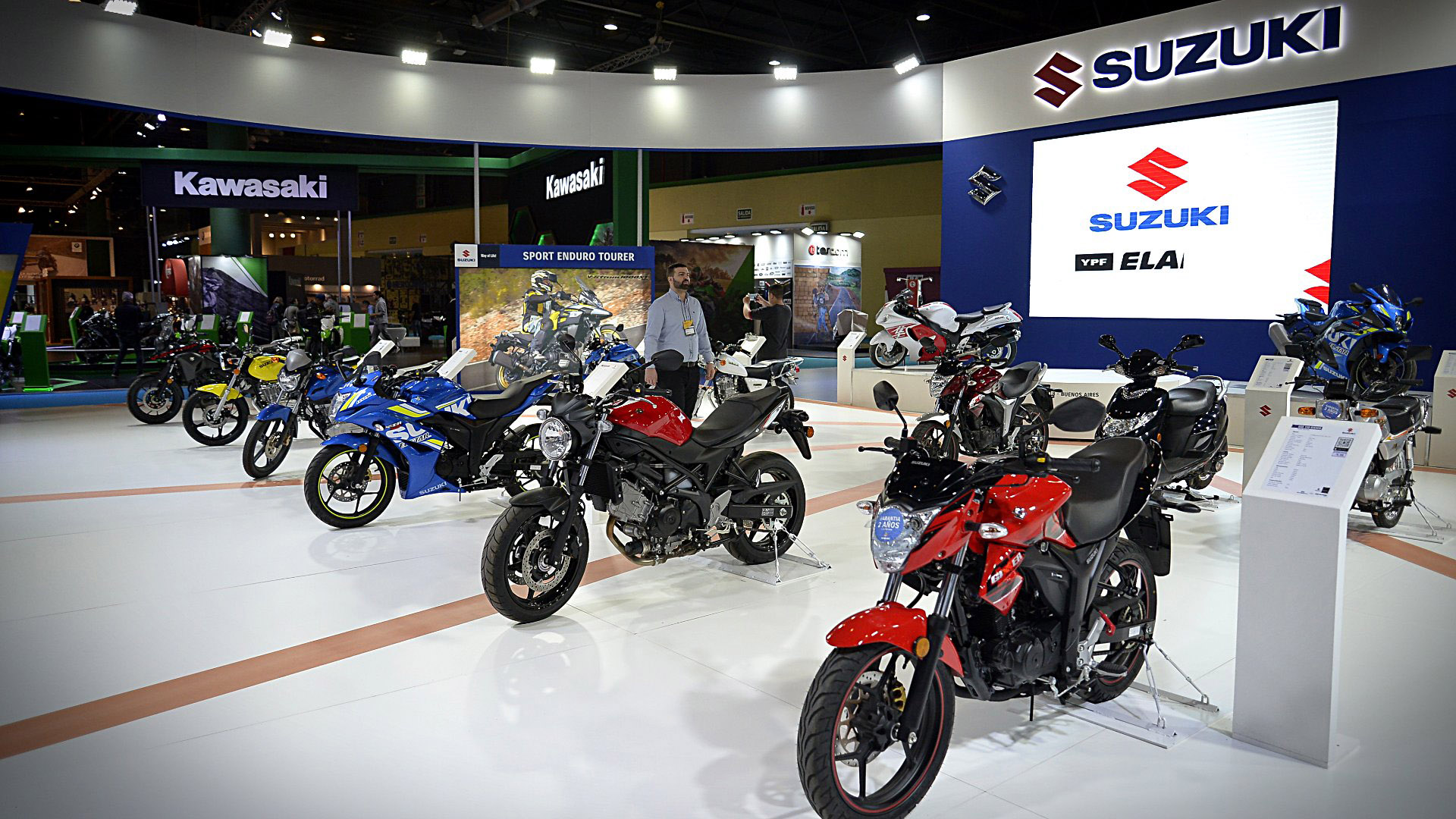 “La mega exposición reúne a los protagonistas de la industria de la motocicleta y a sus fanáticos para compartir lanzamientos de prototipos, presentaciones de nuevos modelos de motos y accesorios y conocer las últimas tendencias”, describe la web de Salón Moto