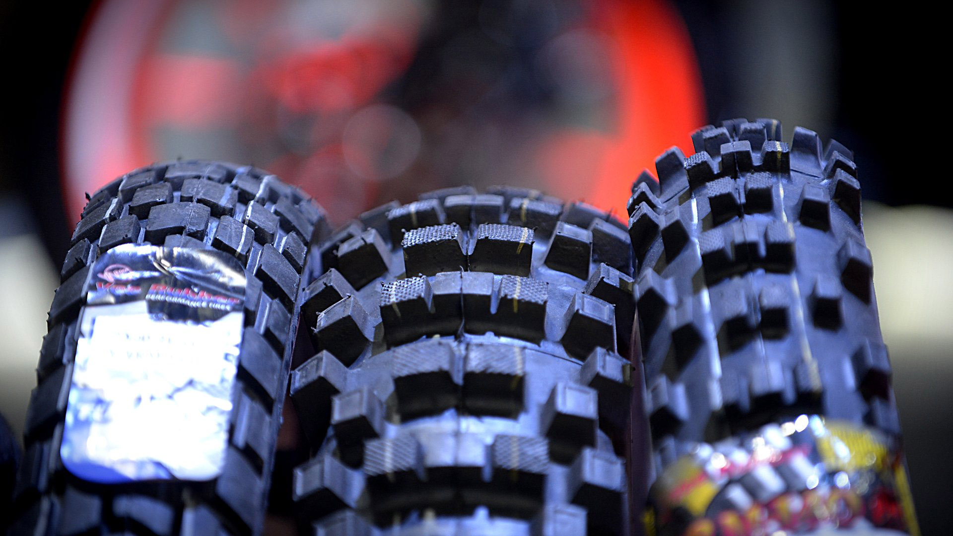 Además de los fabricantes de motos, participan empresas de rubros relacionados: hay tanto stands de seguridad vial como empresas de seguros y marcas de lubricantes, frenos, baterías, neumáticos, entre otros