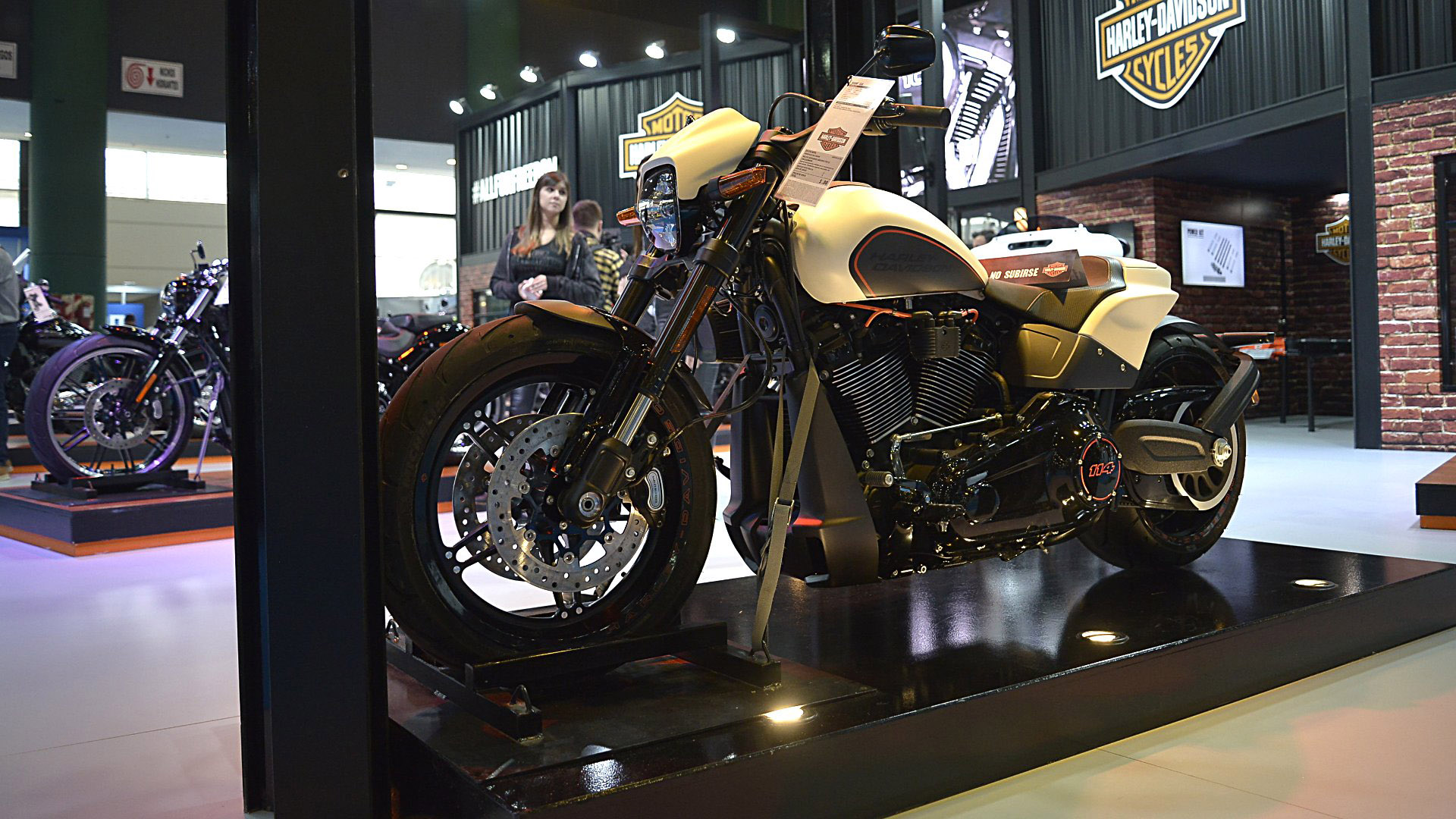 Harley-Davidson, la marca estadounidense de culto “motoquero”, presentó una novedad absoluta para el mercado argentino. La FXDR 114 es, según la visión de la firma, “todo un festín para los ojos con unas prestaciones y un carácter sin ataduras, rápida en las rectas, ágil en las curvas”. Su cilindrada es de 1868 cc