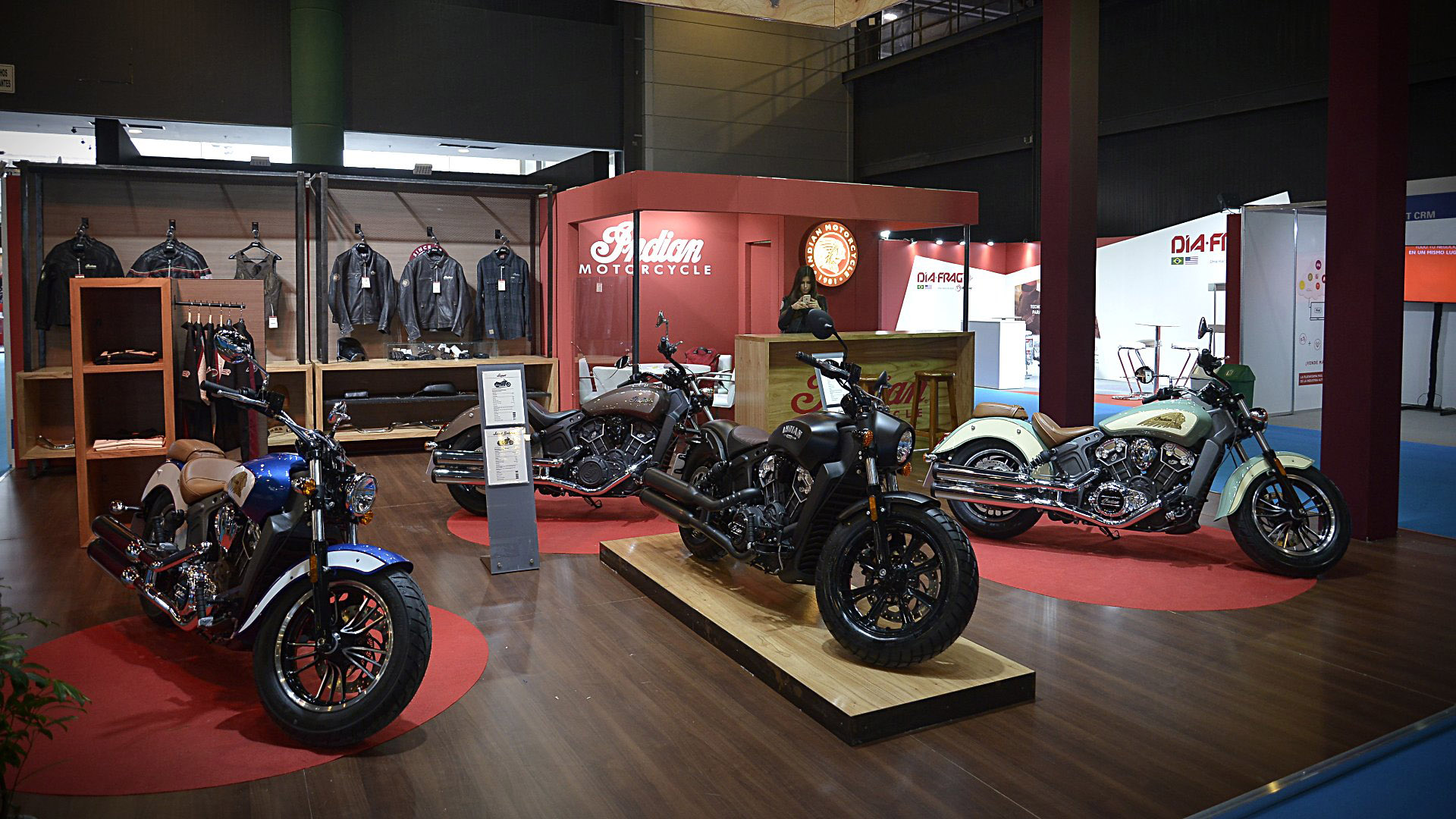 Las míticas motos Indian ocupan un stand en el Salón Moto con sus modelos Scout Bobber y Sixty. Además venden merchandising relativo al culto de las motos