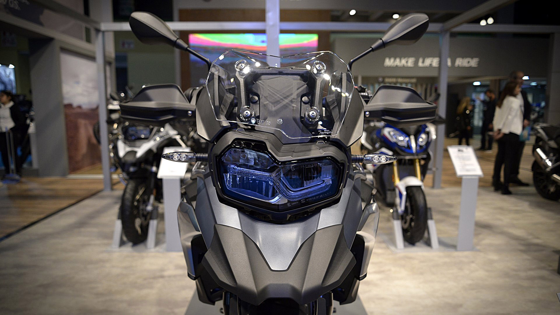 El público verá las diferentes familias de modelos de la marca: Adventure, Tour, Roadster, Sport y Heritage. Y podrá interiorizarse con expertos de la marca acerca de las características técnicas, de diseño y desempeño de las motocicletas en la exhibición