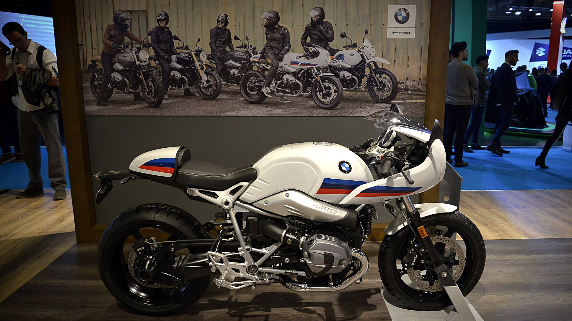En la sección Heritage de la firma alemana, hay una unidad del legendario modelo R Nine T Racer, una moto para revivir la época de las superbikes. “Alejada del obsesivo romanticismo retro, se trata de una moto personalizable que cuenta con una tecnología innovadora y la habitual calidad de BMW Motorrad”, describe la marca (fotos Gustavo Gavotti)