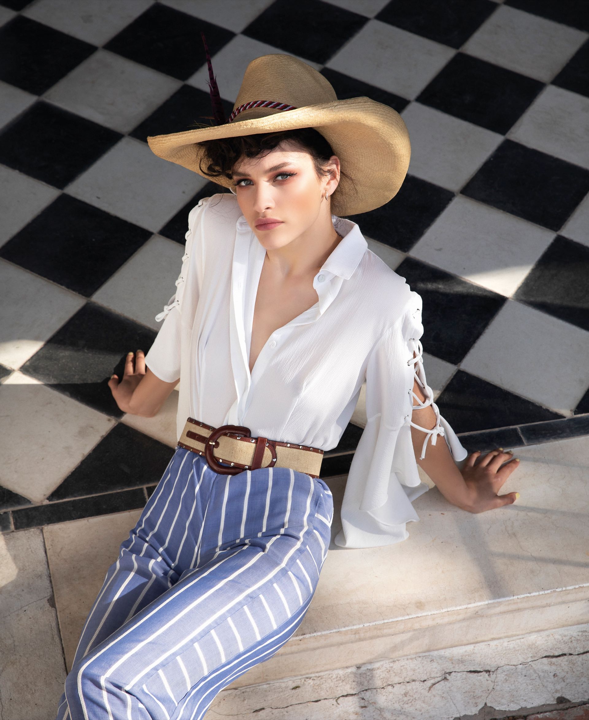 Camisa con lace up en las mangas ($ 3.500, Laurencio Adot) y pantalón ($ 2.400, Vitamina).