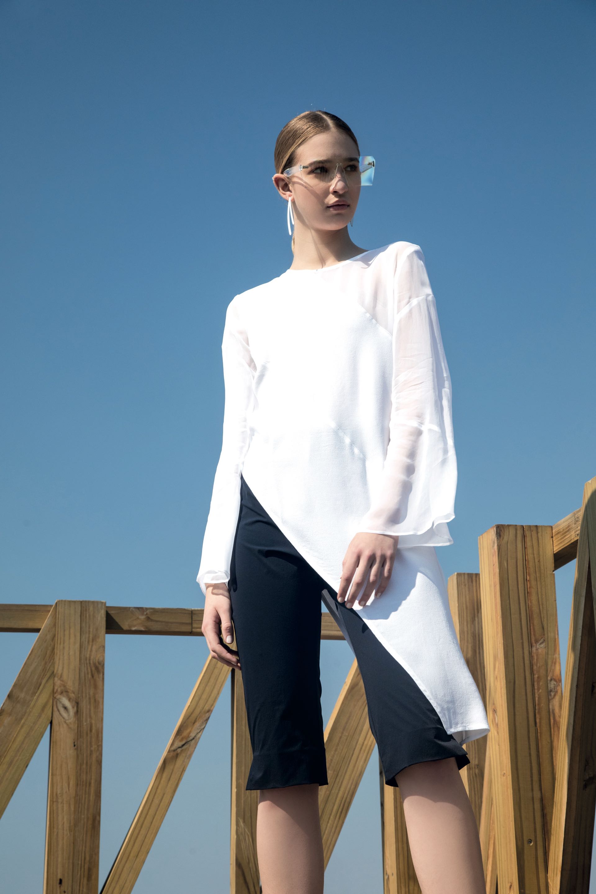 Camisa de gasa (Mónica Socolovsky para Sathya), bermuda tipo ciclista de spandex ($ 2.850, Trosman), aros irregulares ($ 168, Isadora) y anteojos de acrílico (Sitrus).