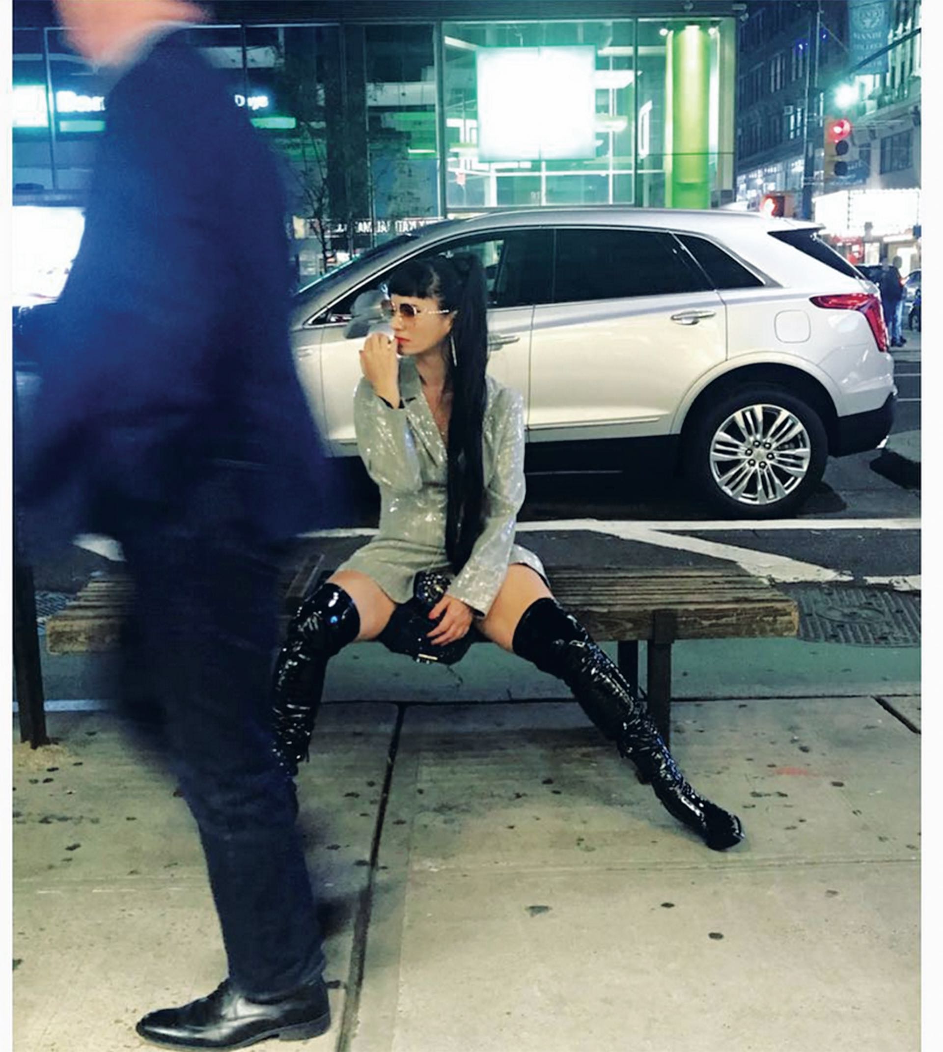 Salí con peluca larga, botas altas y todos los brillos”, cuenta. “Así, con ese look, recorrimos la ciudad. Y fue alucinante”.