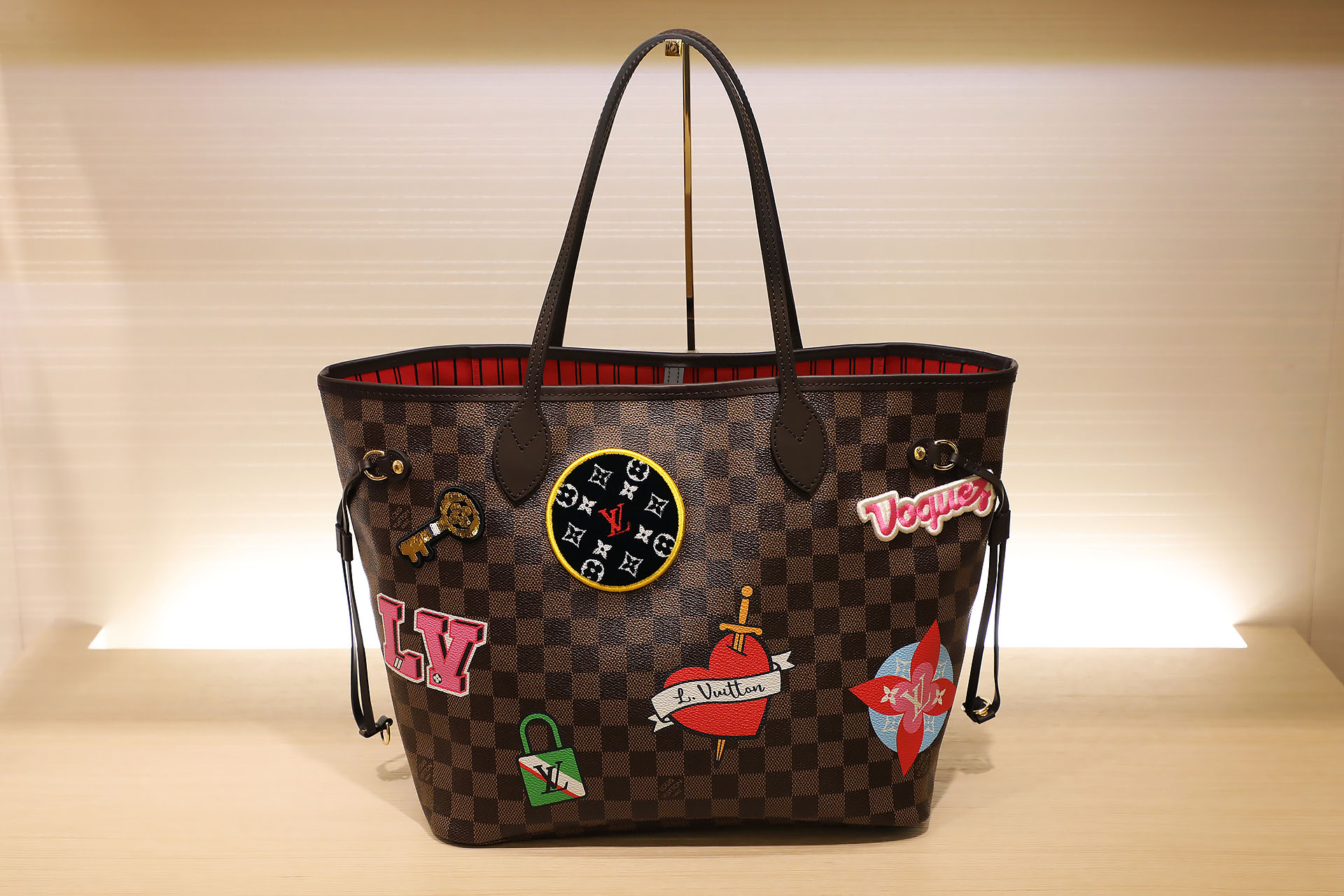 Neverfull patch black  $80.500