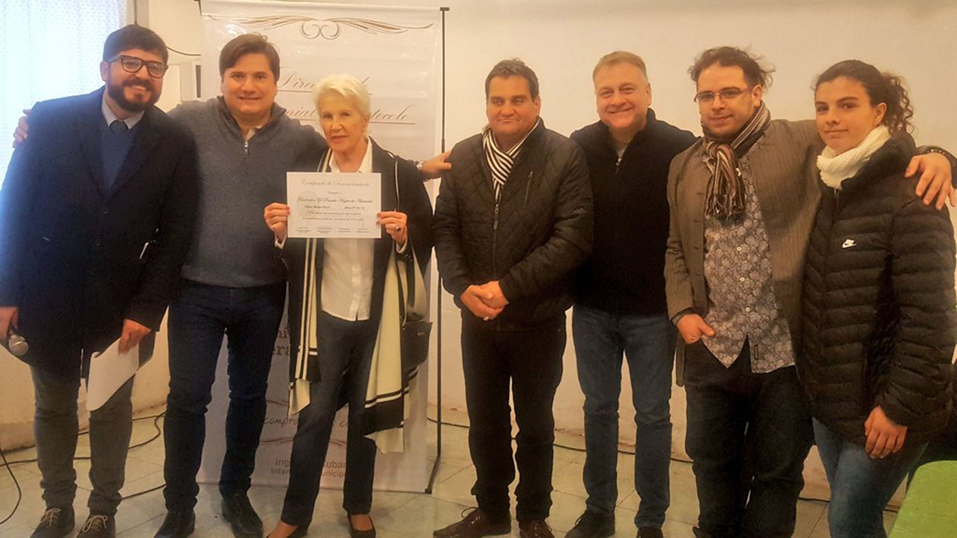Noemí Berzeric junto al intendente Darío Kubar cuando recibió el diploma que reconoce al santuario por su “importante contribución al desarrollo de la ciudad”.