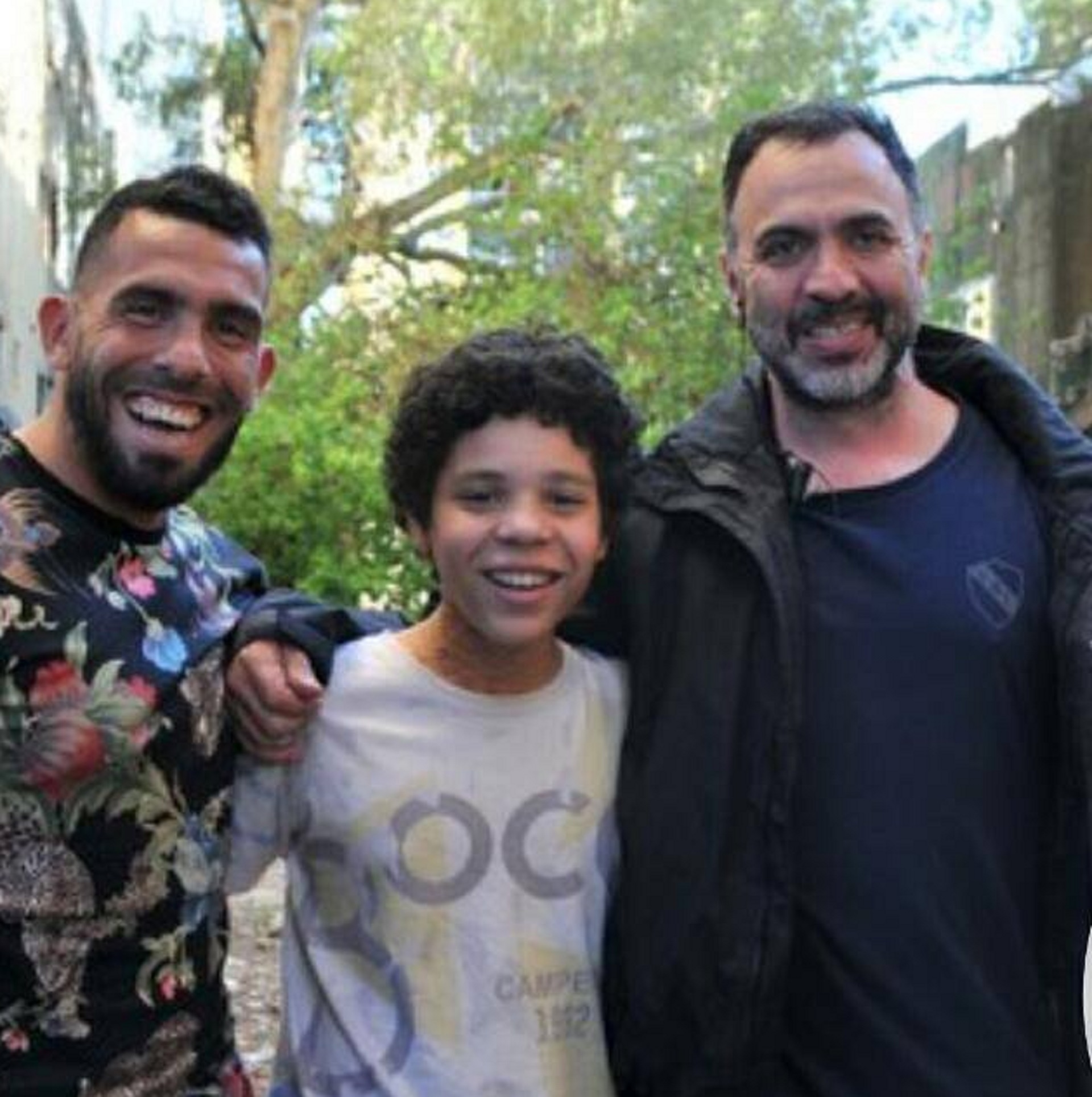 Carlos Tevez, Balthazar Murillo y el director de la serie Adrián Caetano
