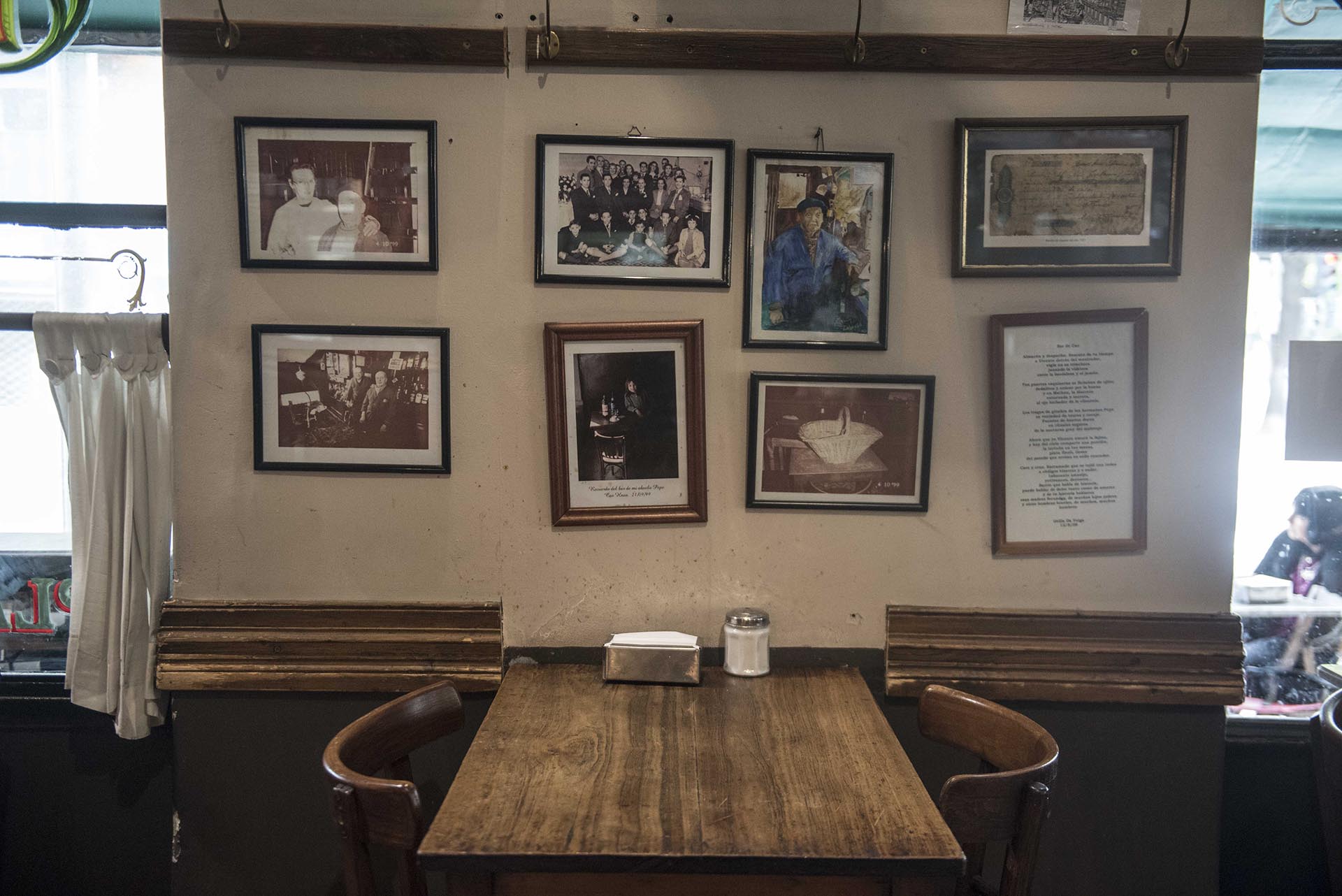 Portaretratos con fotos de personalidades que pasaron por el bar y recuerdos de los primeros años del bar