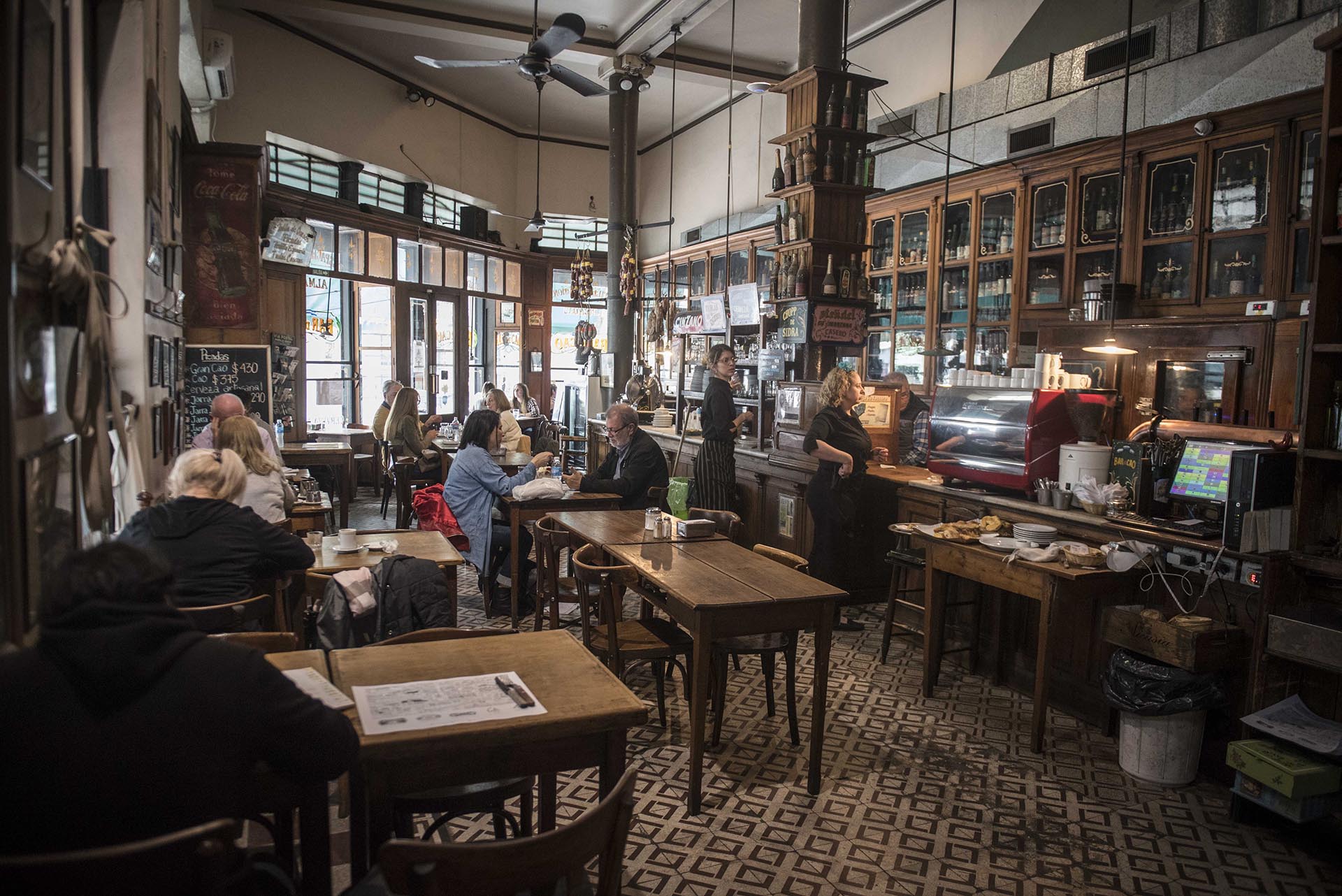 Maderas por doquier y antiguedades a la vista, así es el interior de Bar de Cao