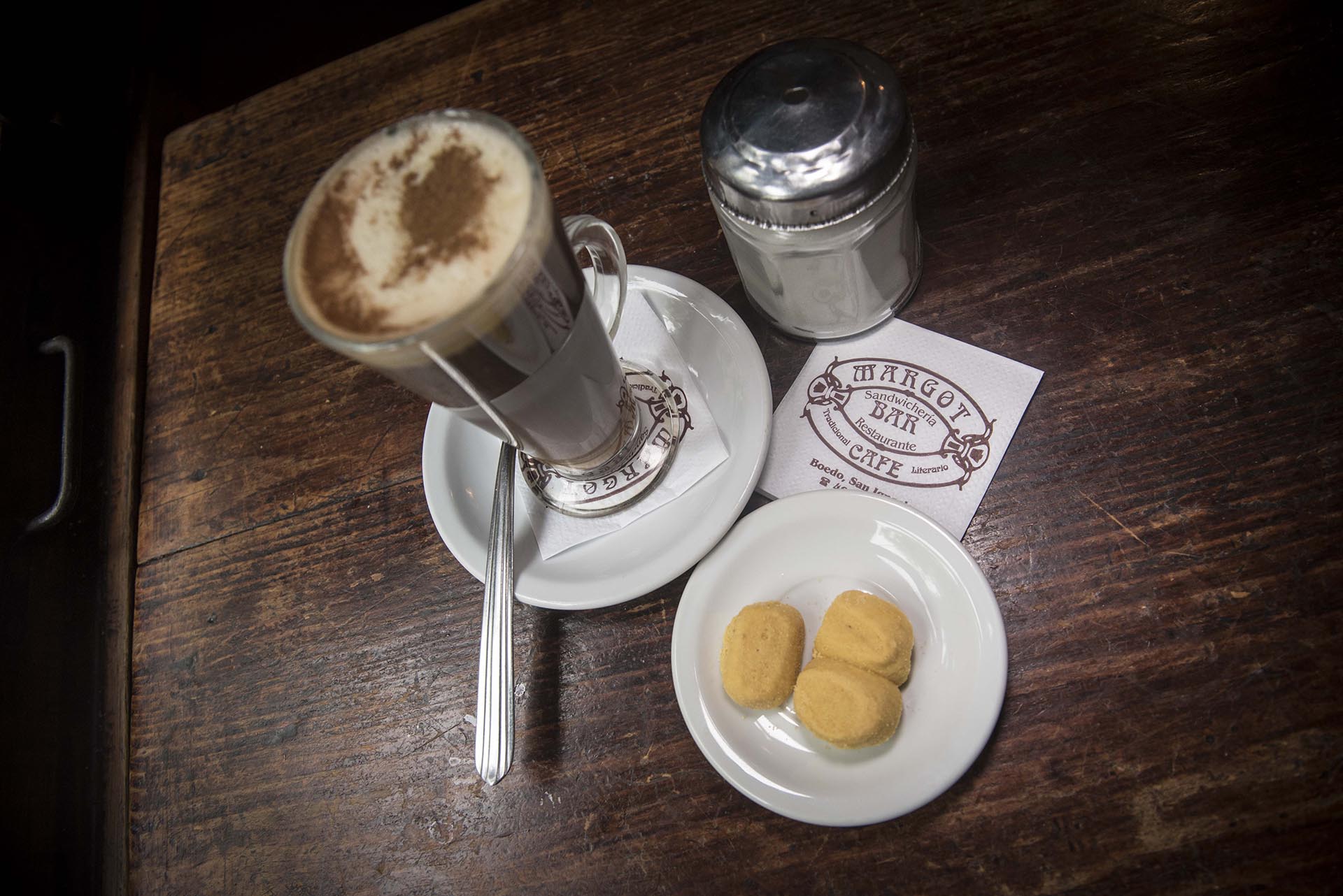 Capuccino con masitas, una de las opciones que sirven de cafetería en Café Margot