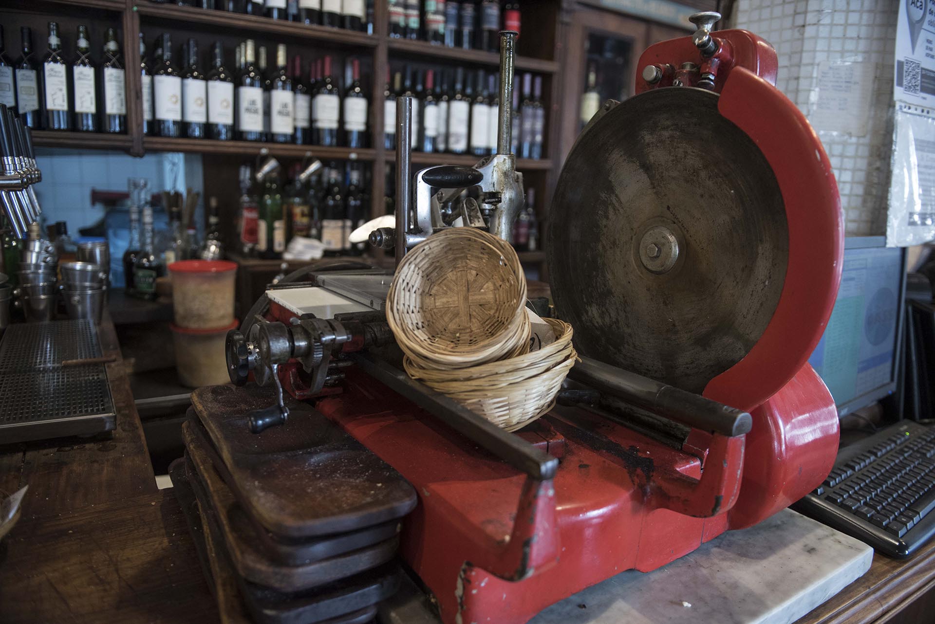 Maquinarias antiguas, botellones, sifones, entre otros objetos que decoran el interior de Celta Bar