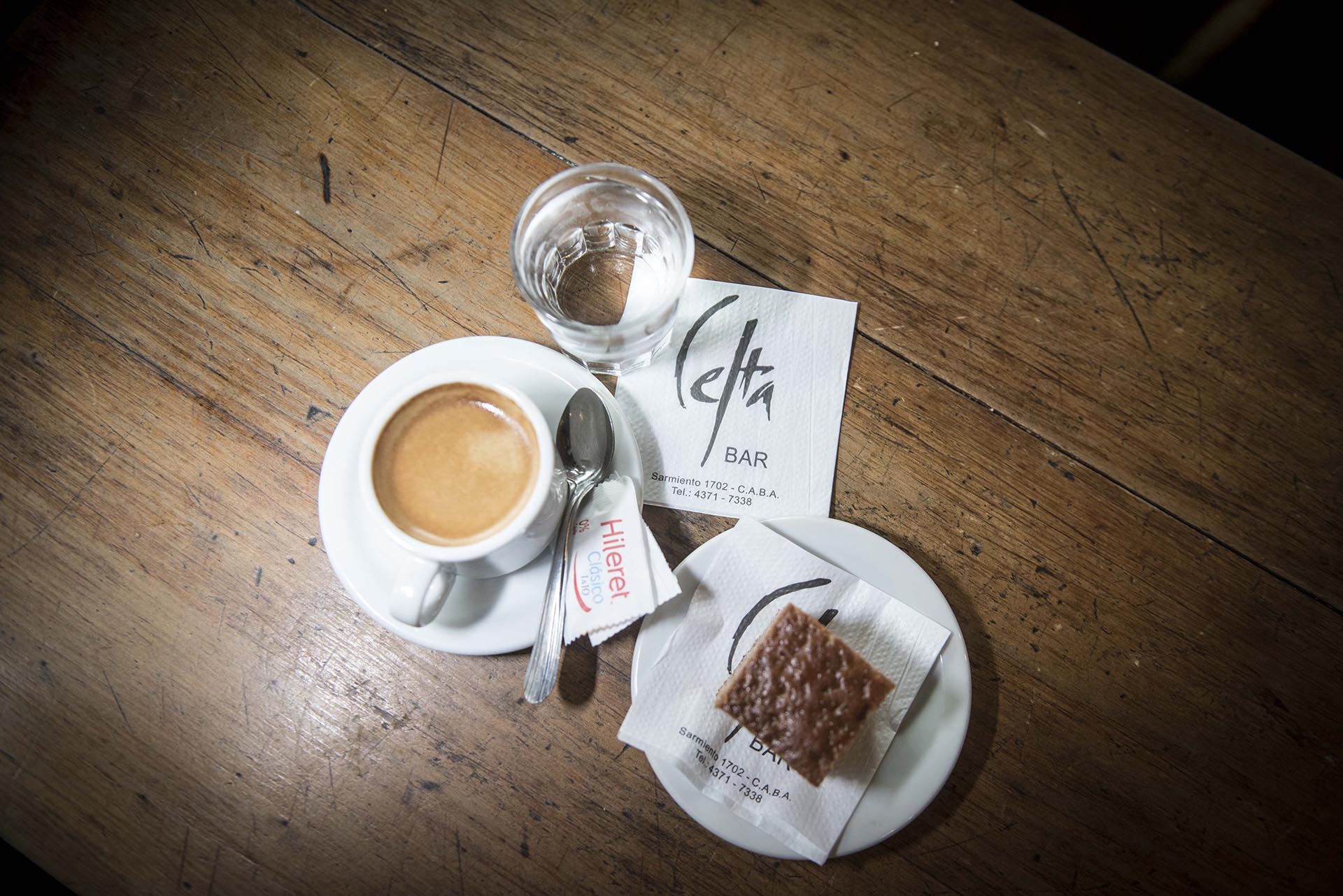 Pocillo, cuadradito dulce y agua, así sirven el café en Celta Bar