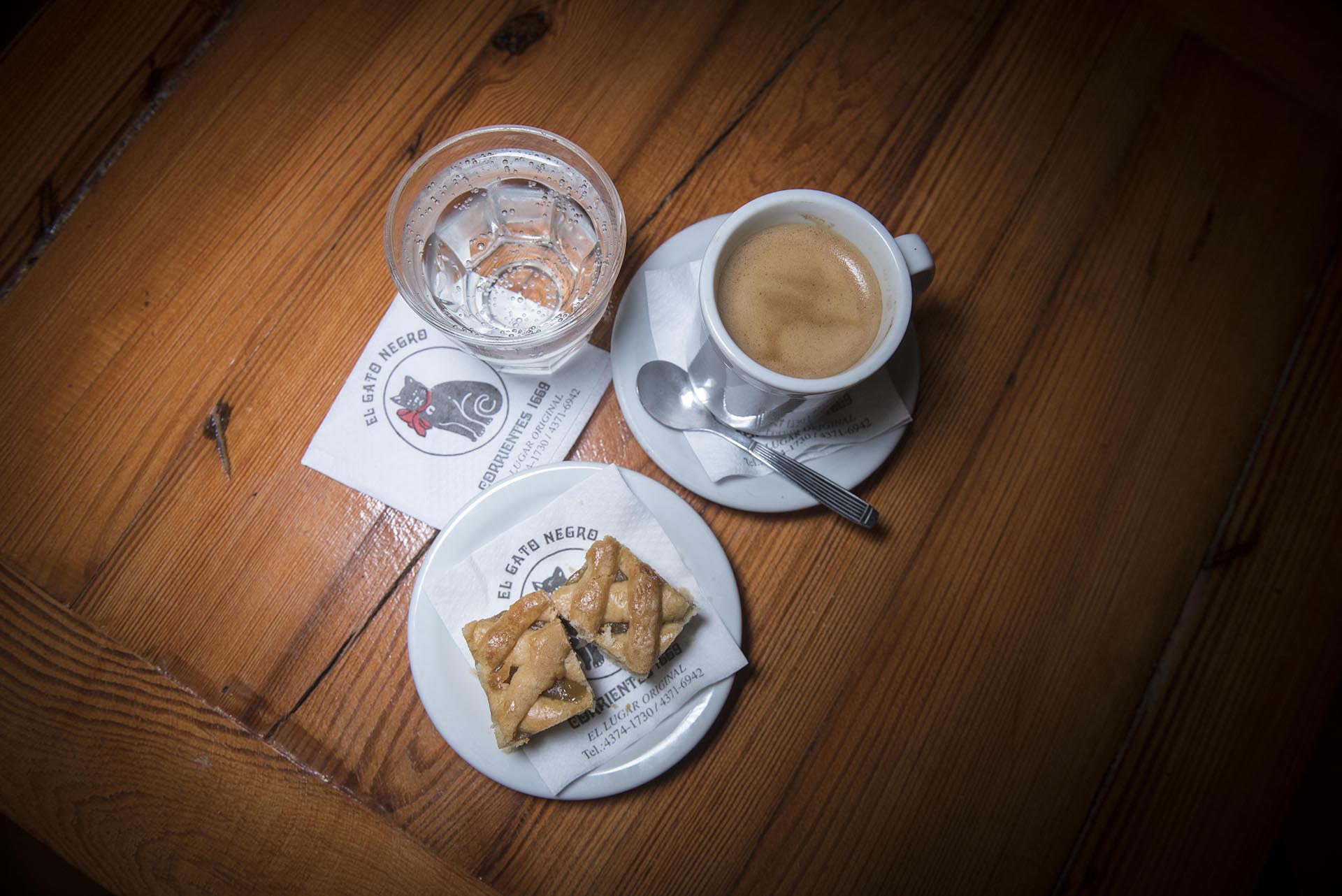 Pastafrola, soda y café, así sirven en El Gato Negro, la tradicional confitería de Av. Corrientes