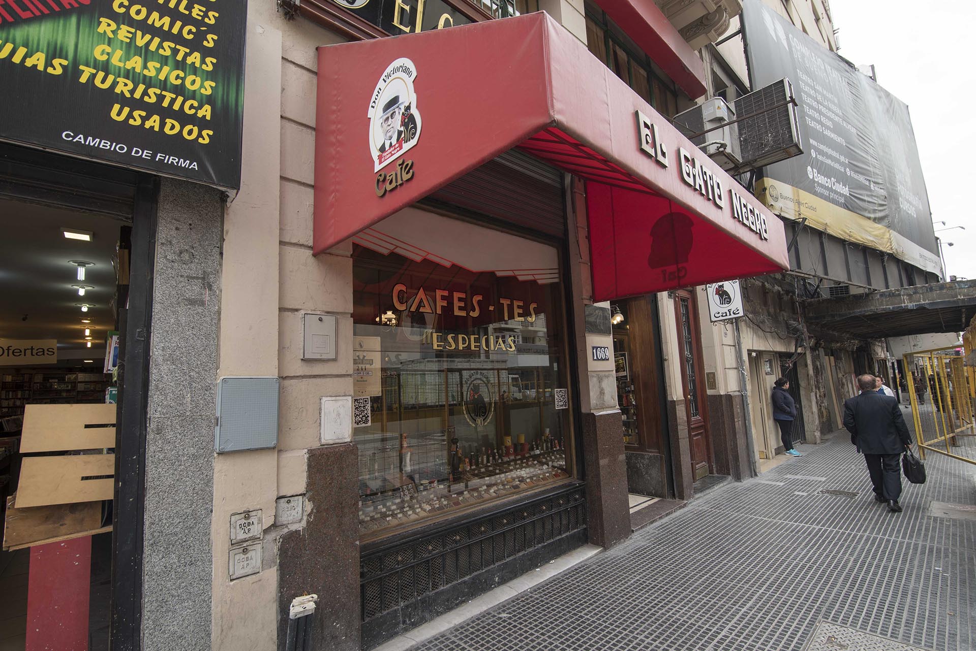 La fachada de El Gato Negro, con el clásico toldo negro, y las letras doradas. En la mitad de la cuadra está este mítico café experto en cafés y tés en hebras