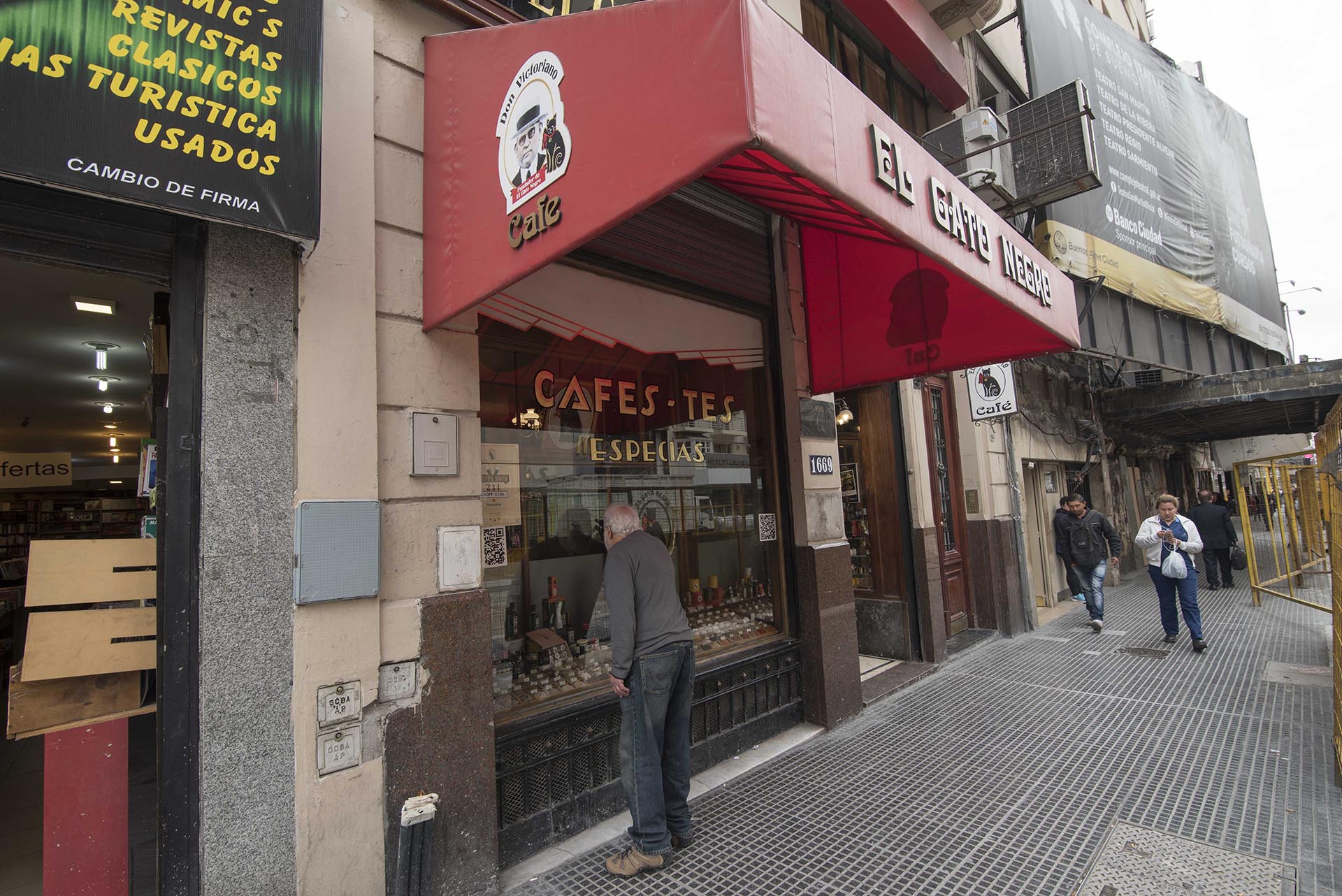 La fachada de El Gato Negro, un ícono que se debe visitar en el centro porteño ubicado en la mítica Avenida Corrientes