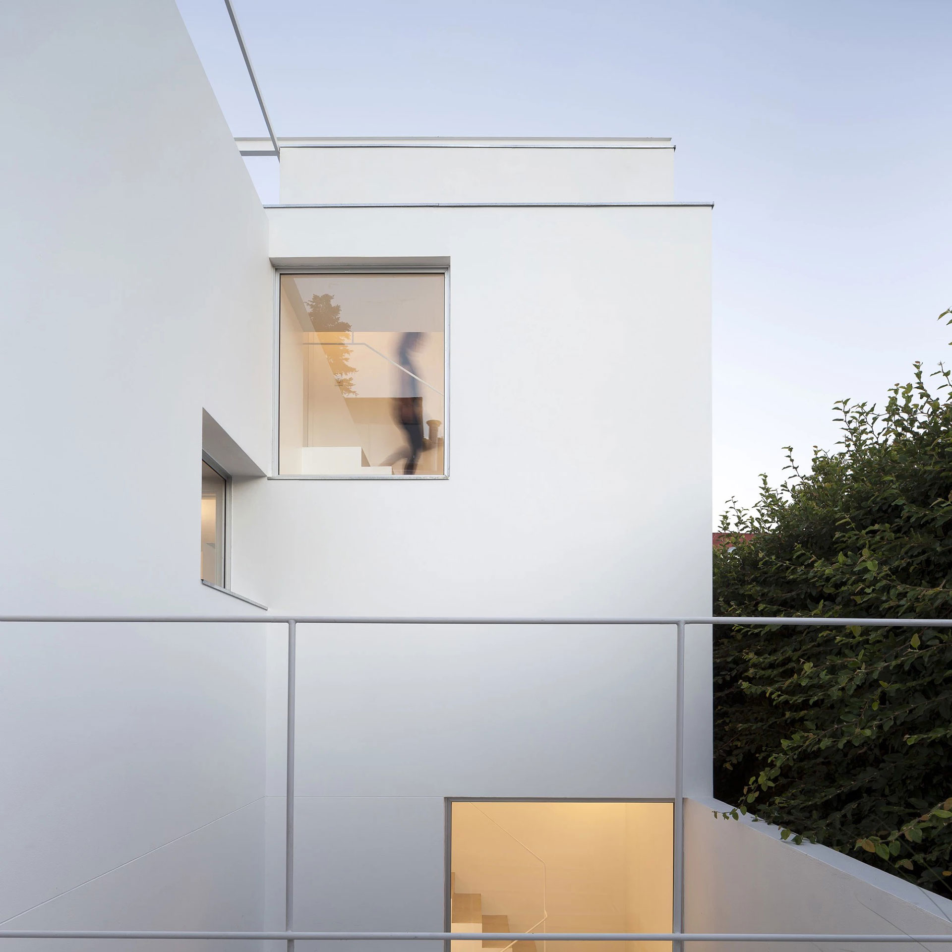 La casa se organiza en tres niveles e incorpora espacios exteriores de distintas escalas (Foto: Javier Agustín Rojas)