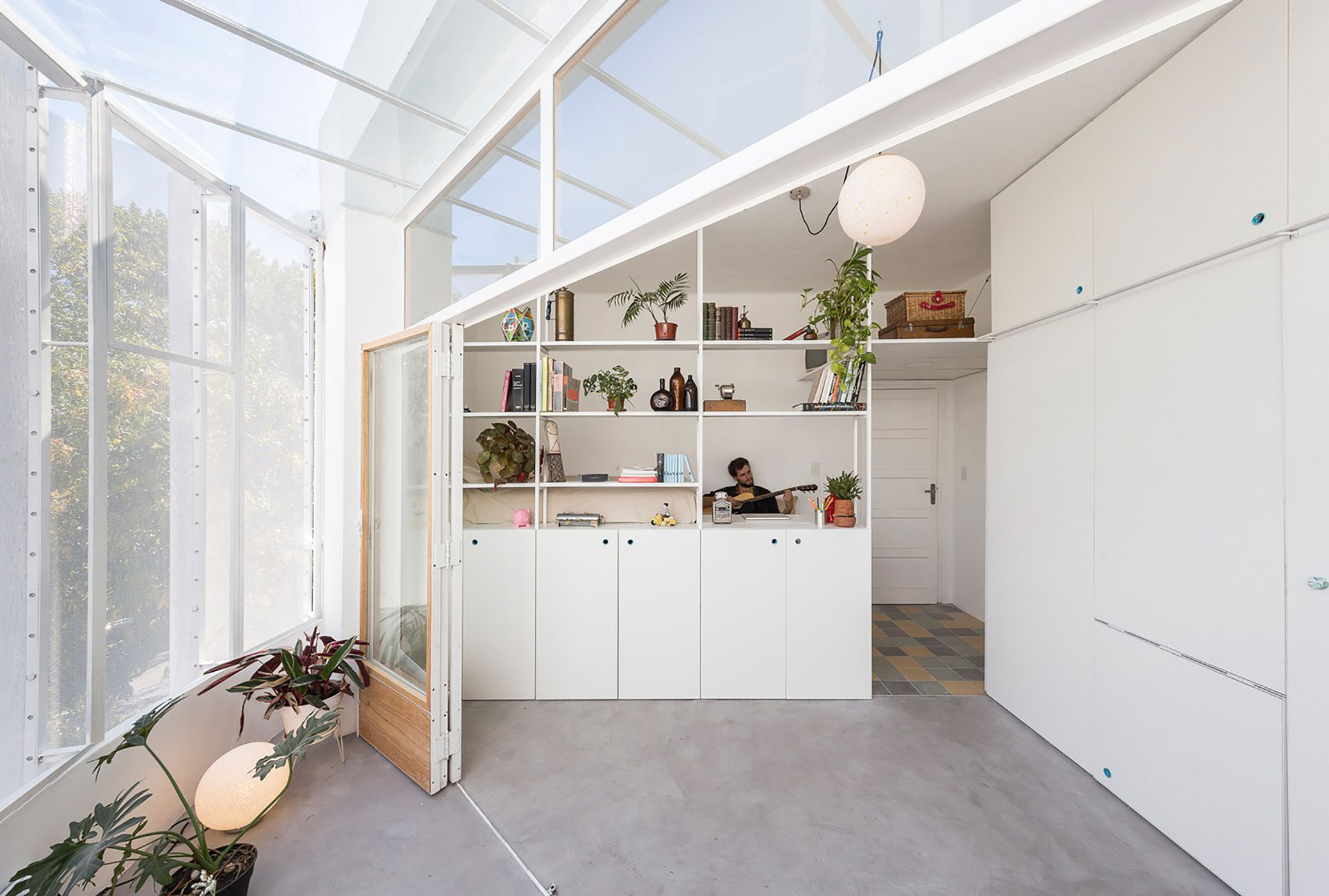 Al igual que con todos los diseños “pequeños” excepcionales , logra encajar mucho en un poco, sin comprometer la sensación de espacio o habitabilidad (Foto: Fernando Schapochnik)