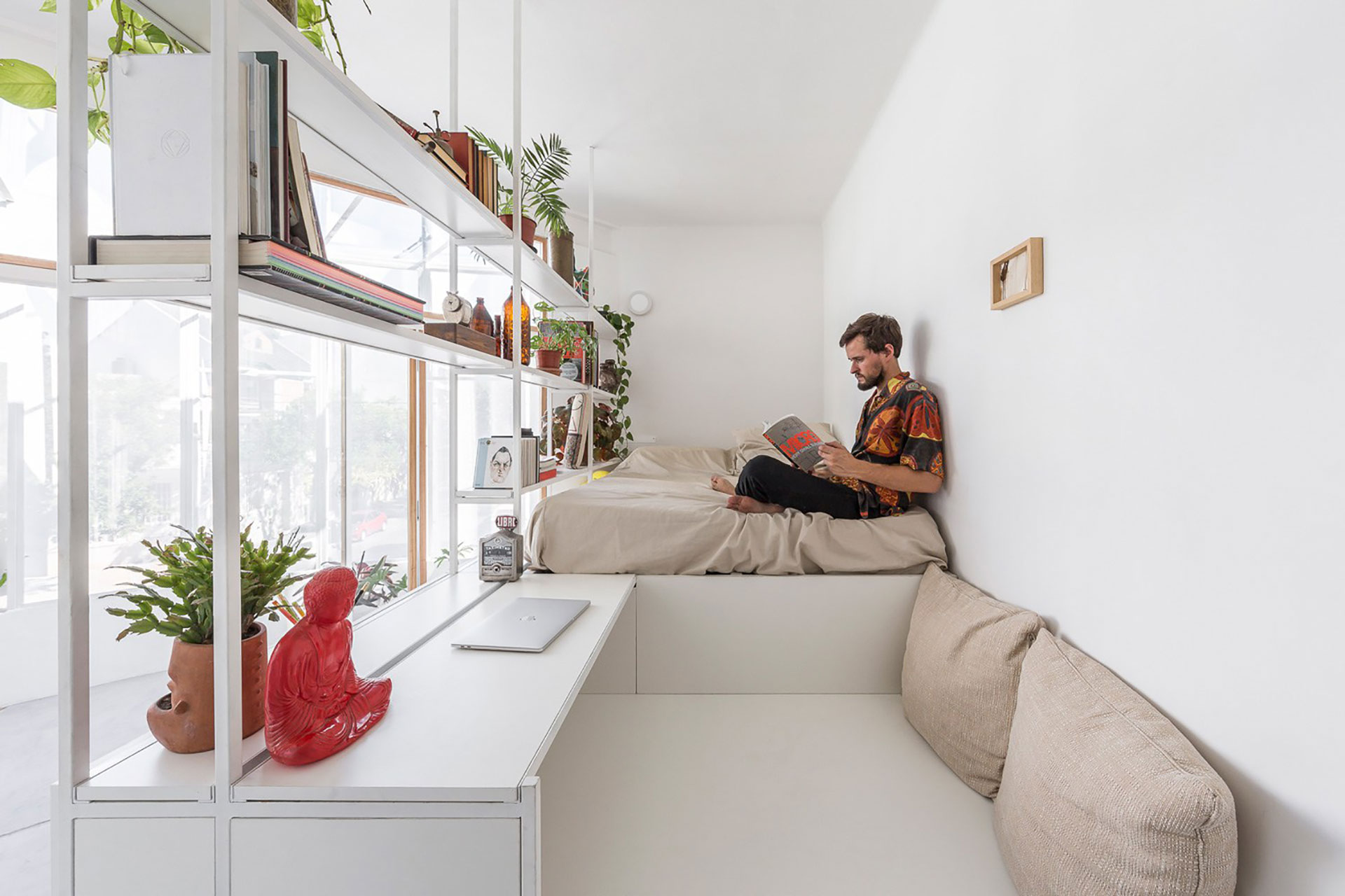 Desde el exterior, el balcón, enfundado en una delicada estructura perforada con forma de onda blanca, es a la vez caprichoso y completamente contemporáneo (Foto: Fernando Schapochnik)