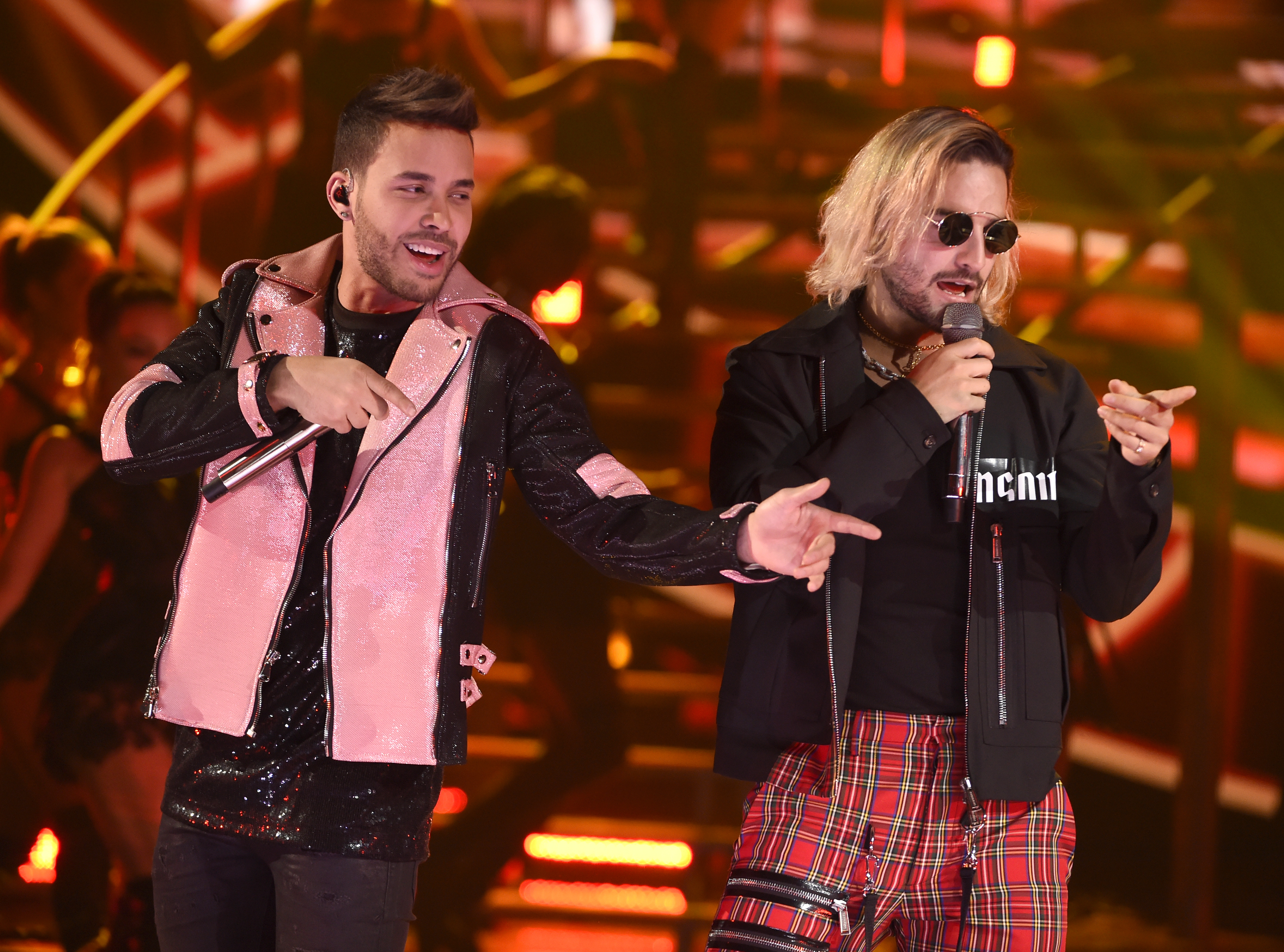 Prince Royce y Maluma cantaron “El Clavo” (Chris Pizzello/Invision/AP)