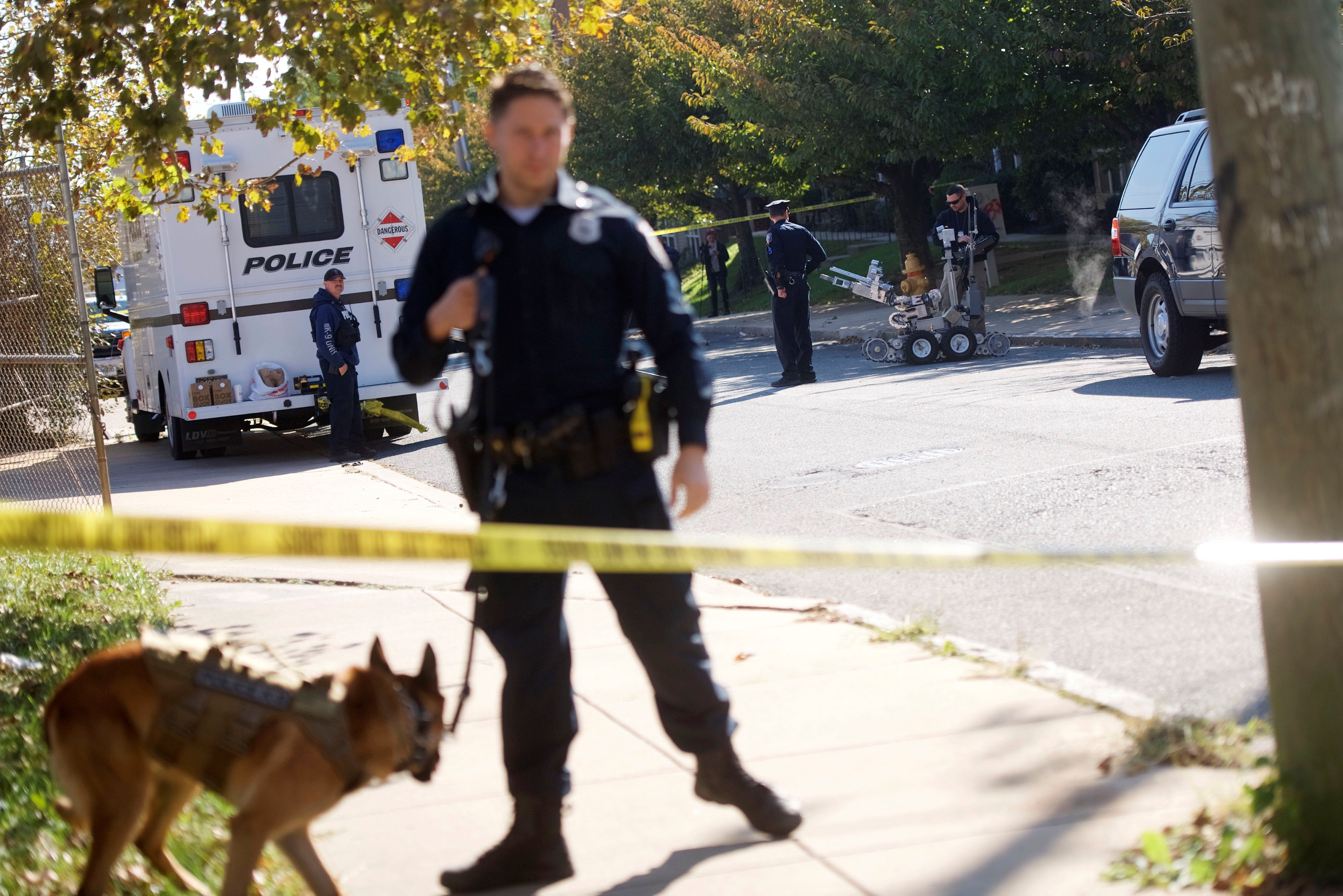 Un oficial durante una la búsqueda de explosivos en Wilmington, Delaware (REUTERS/Mark Makela)