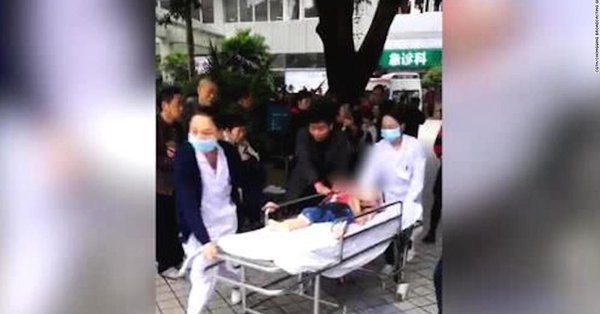 Un niño retirado en camilla de un jardín tras un ataque a puñaladas en octubre pasado