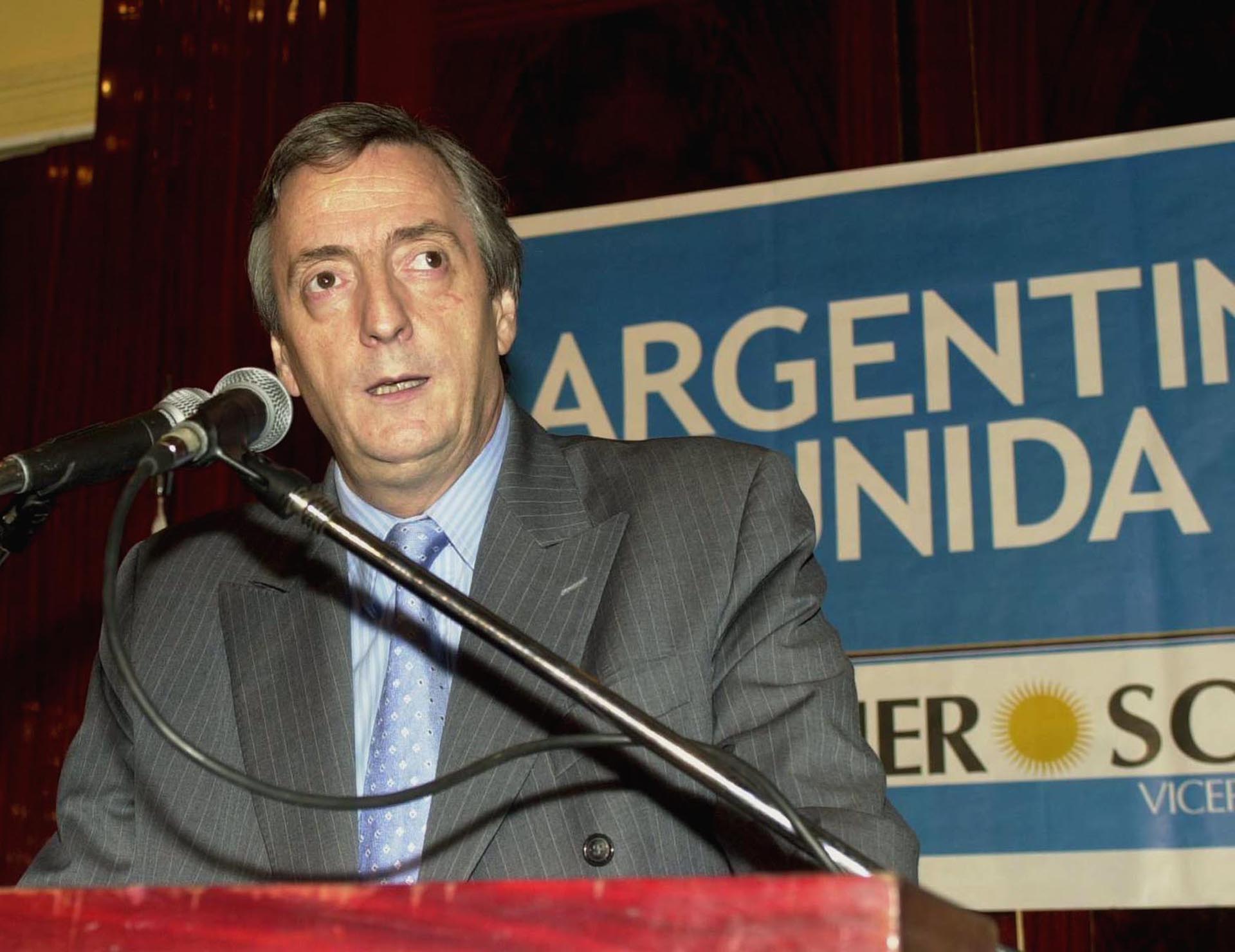 Elecciones presidenciales 2003: Kirchner habla ante la prensa luego de conocerse la renuncia del ex candidato Carlos Menem