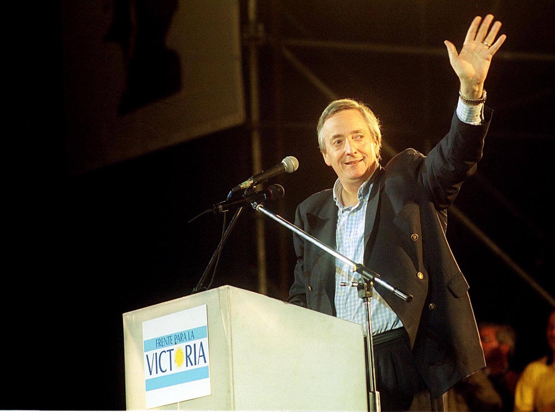 El candidato a presidente por el Frente para la Victoria, Néstor Kirchner, durante el acto realizado esta noche en el Mercado Central