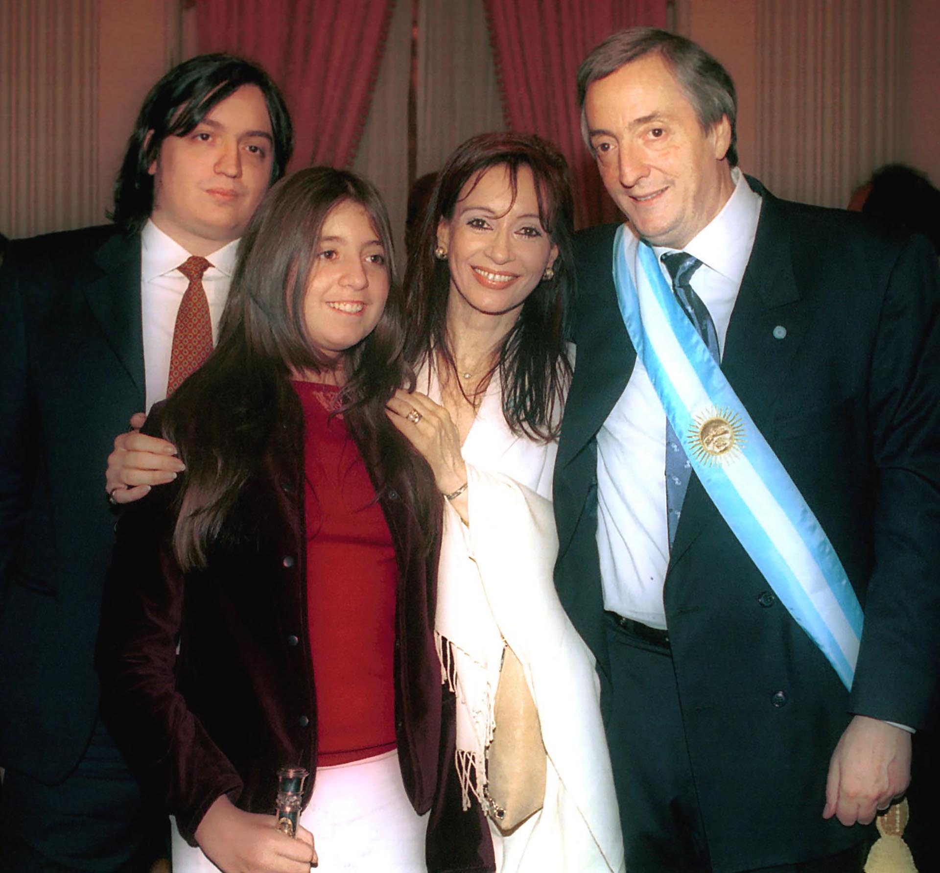 El presidente Néstor Kirchner junto a su esposa Cristina y sus hijos, Florencia y Máximo, posan en el Congreso luego de realizarse la ceremonia de jura del primer mandatario