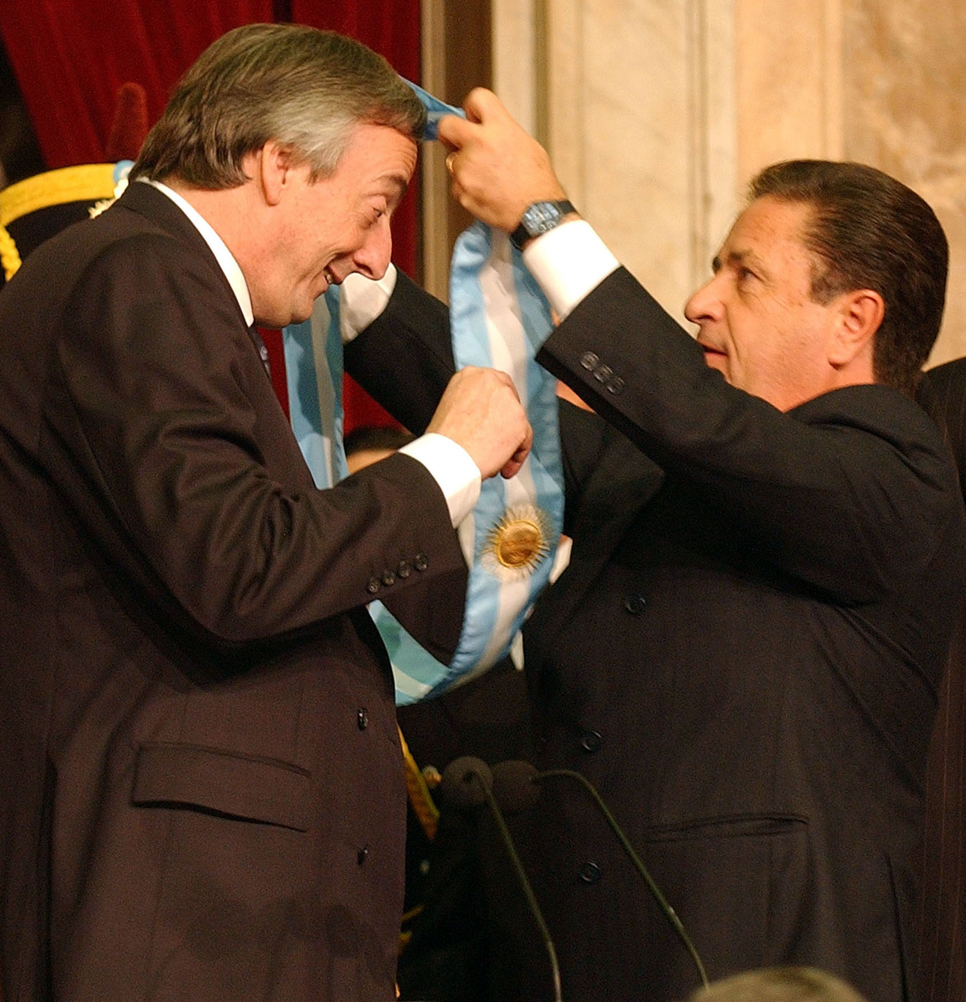 El presidente Néstor Kirchner recibe la banda presidencial de manos de Eduardo Duhalde frente a la asamblea legislativa