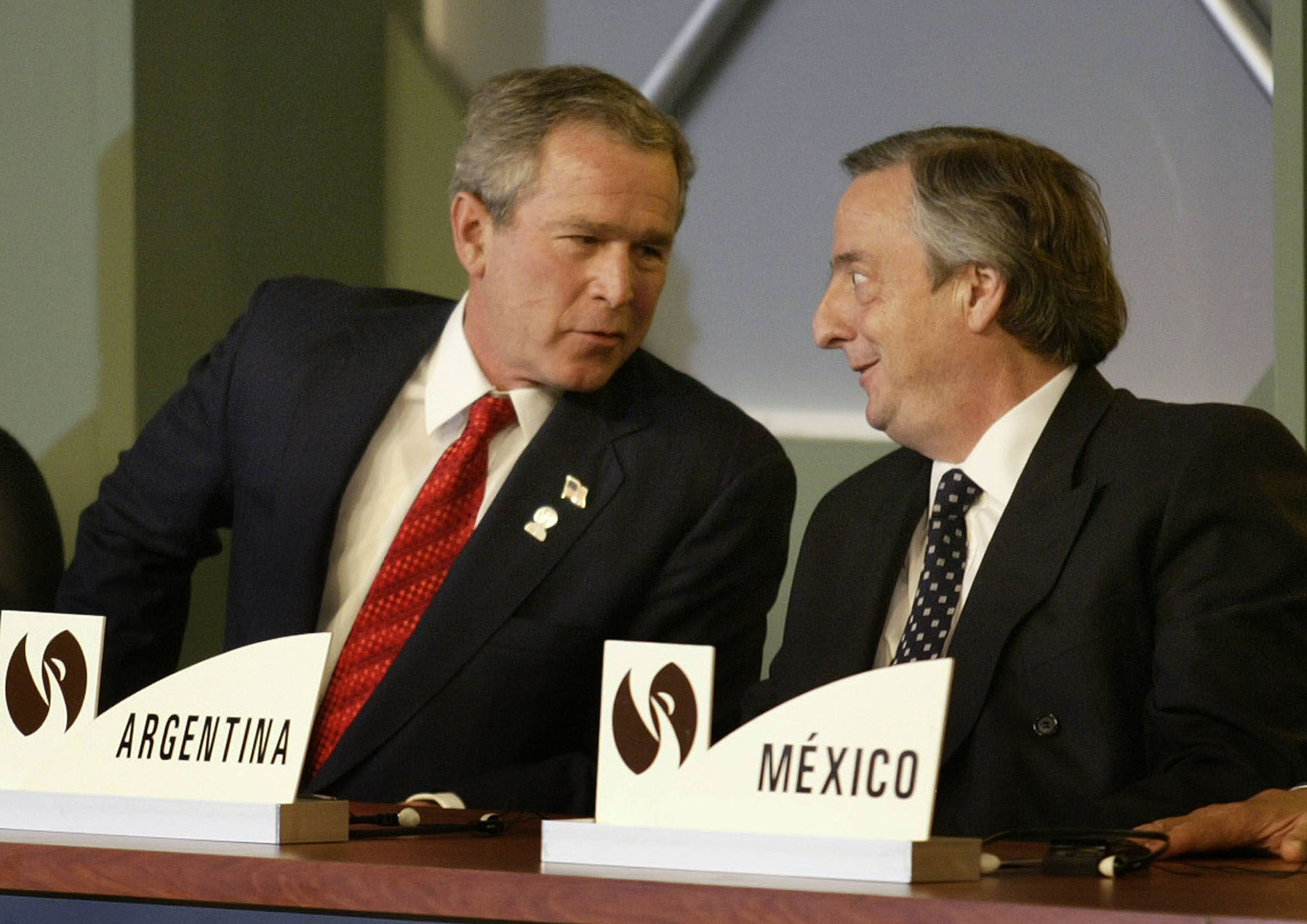El presidente de los Estados Unidos, George W. Bush, habla con el presidente de Argentina, Nestor Kirchner, en la ceremonia de inauguración de la Cumbre Extraordinaria de las Américas, en 2004