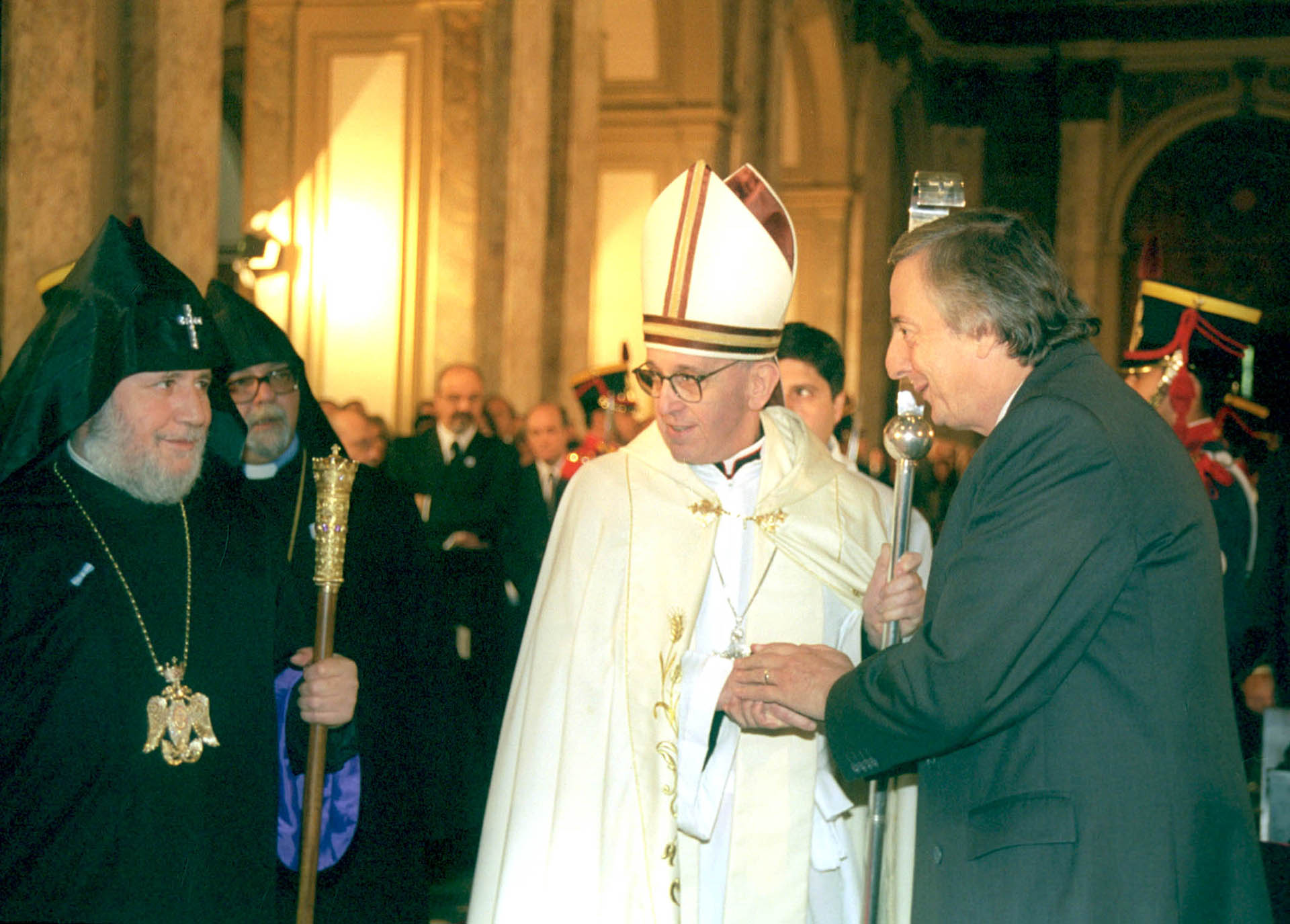 El presidente Néstor Kirchner y el Cardenal Jorge Bergoglio saludan al patriarca de supremo Armenio Karekin II durante una homilía en la Catedral Metropolitana