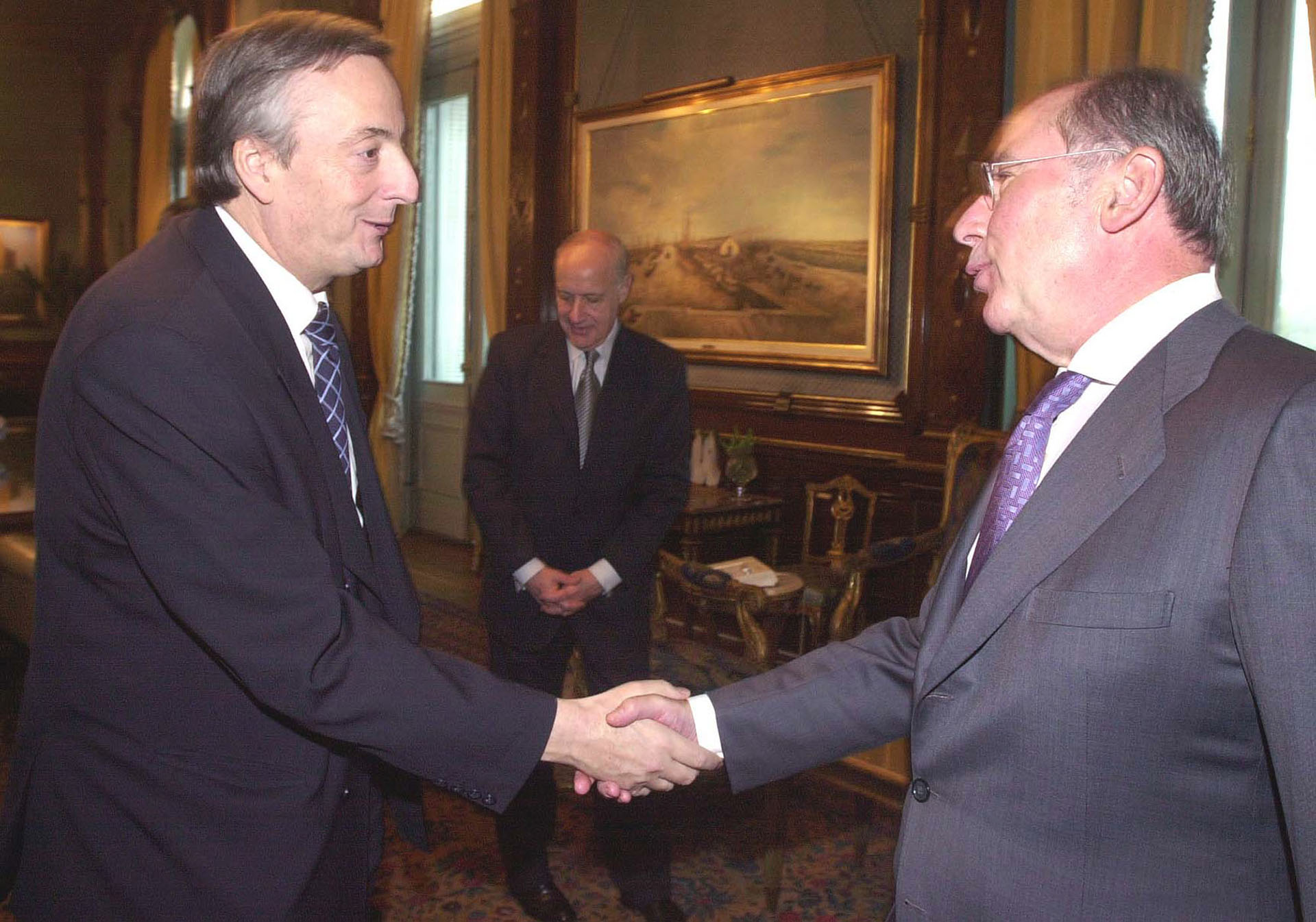El presidente Néstor Kirchner saluda al Director Gerente del Fondo Monetario Internacional, Rodrigo de Rato, en su despacho de Casa de Gobierno