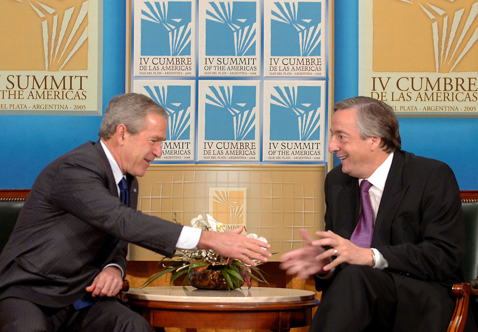El presidente Néstor Kirchner junto a su par de Estados Unidos, George W. Bush, durante la reunión previa a la inauguración de la IV Cumbre de las Américas