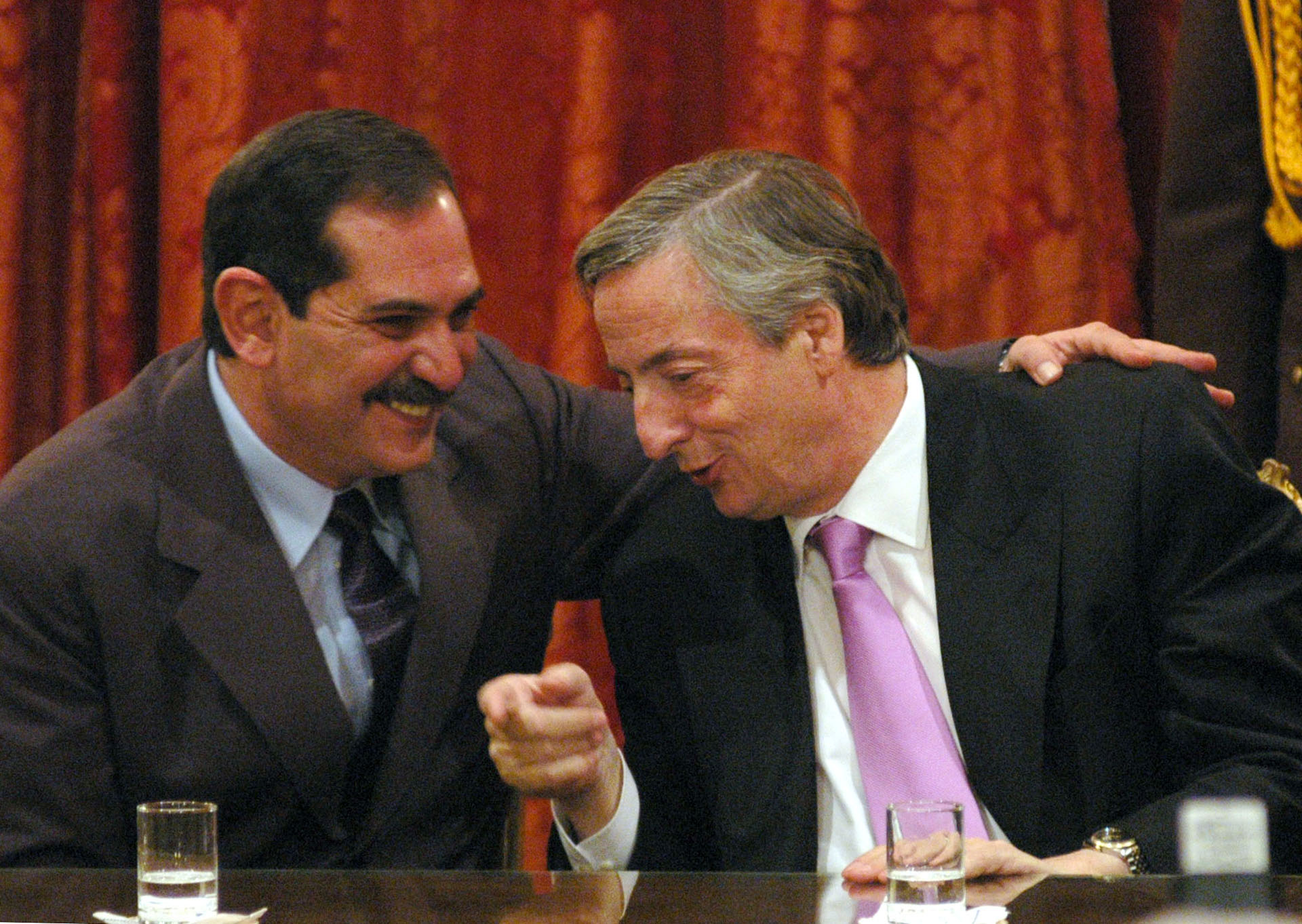 El presidente Néstor Kirchner junto al gobernador de Tucumán, José Alperovich, durante un acto realizado en Casa de Gobierno