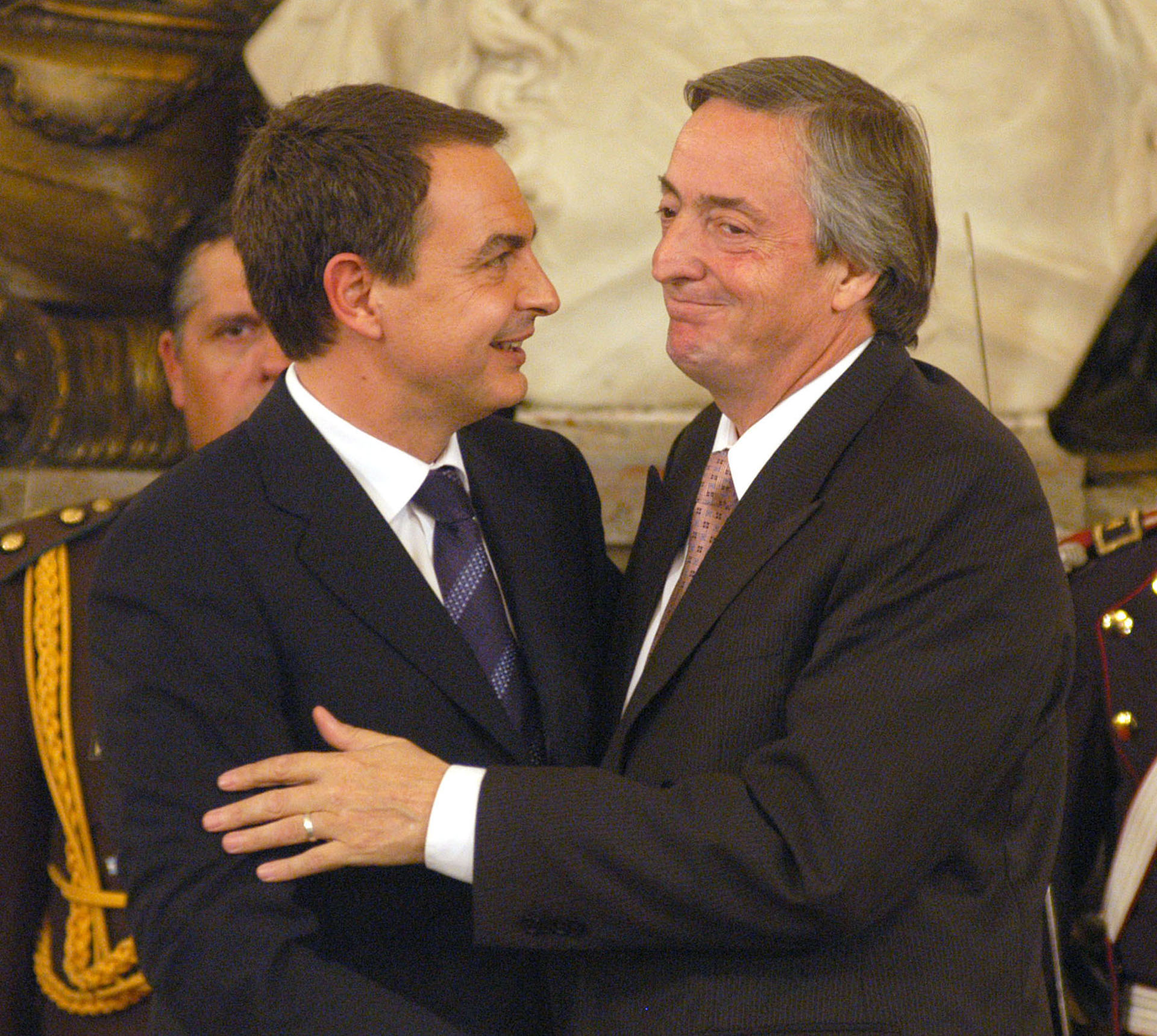 El presidente Néstor Kirchner junto a su par de España, José Luis Rodríguez Zapatero, durante la ceremonia realizada en el Salón Blanco de Casa de Gobierno