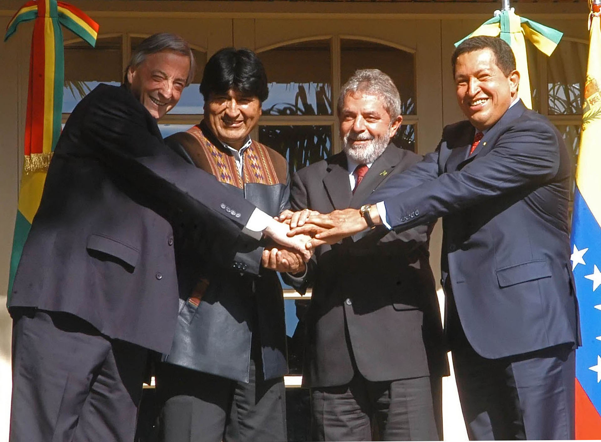 Los presidentes Néstor Kirchner junto a su par de Bolivia, Evo Morales, su par brasileño, Luis Inacio Da Silva, y su par venezolano, Hugo Chávez, posan para la foto oficial de la Cumbre de los Presidentes