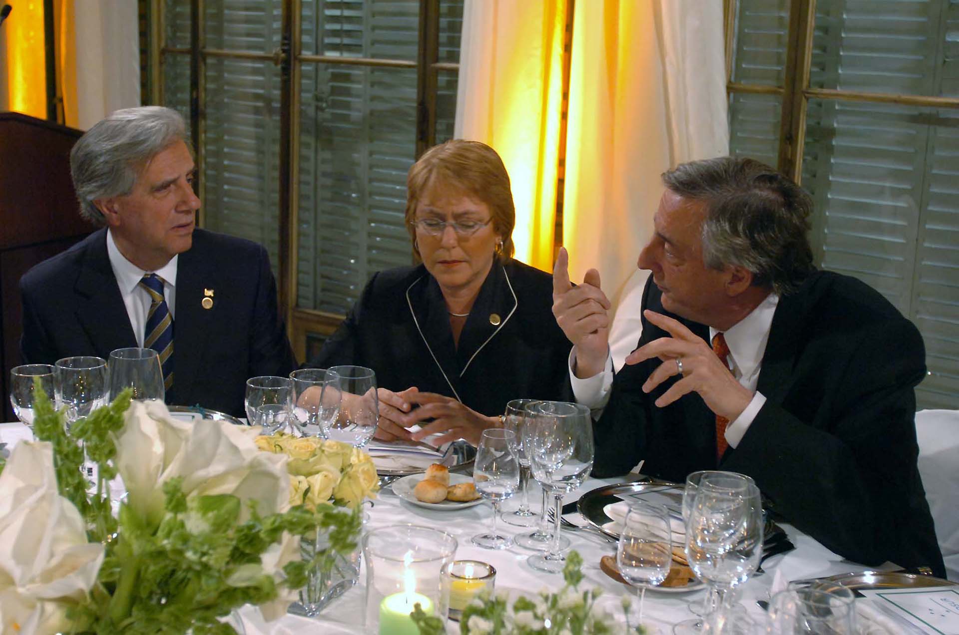 El presidente Néstor Kirchner conversa con su par uruguayo, Tabaré Vázquez, y con la presidenta de Chile, Michelle Bachelet, en el marco de la Cumbre del Mercosur.