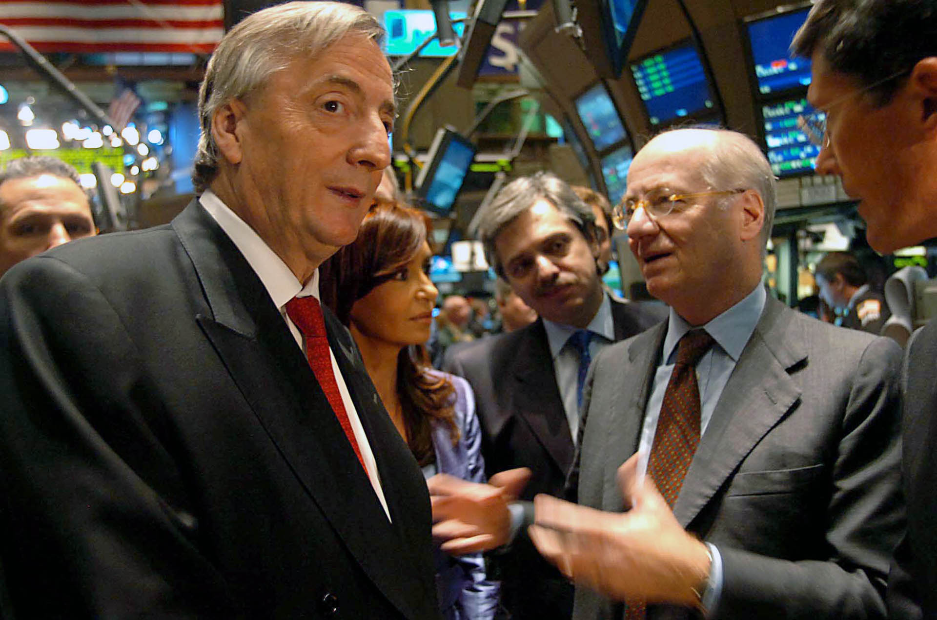 El presidente Néstor Kirchner junto a su esposa Cristina, durante su visita al edificio de la Bolsa de Nueva York El presidente Néstor Kirchner junto a la titular de Madres de Plaza de Mayo, Hebe de Bonafini